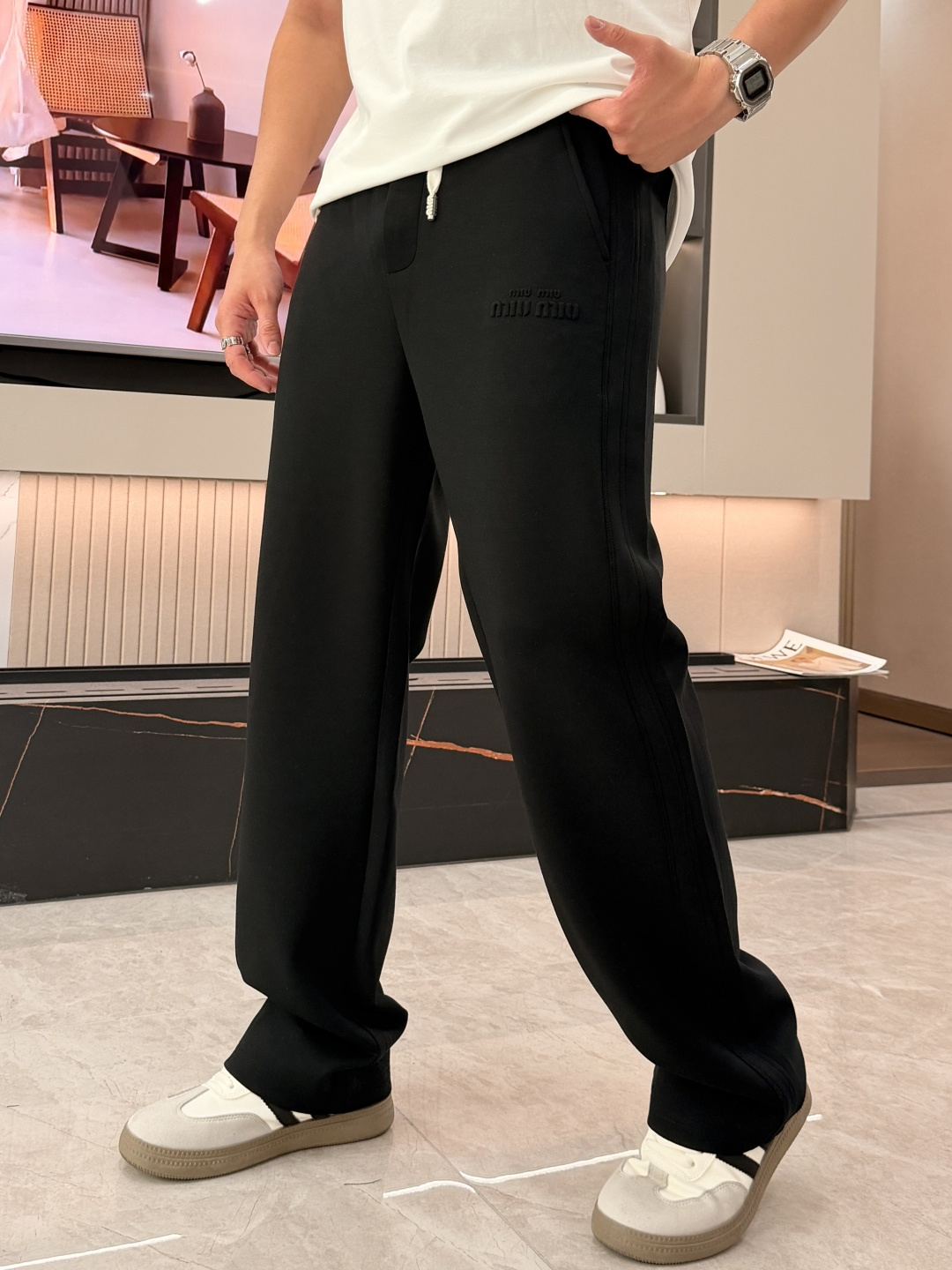 miumiu 2026春夏最新休闲裤 潮人必备 版型超赞，能很好的修复各种腿型，非常个性！柔软排汗，舒适