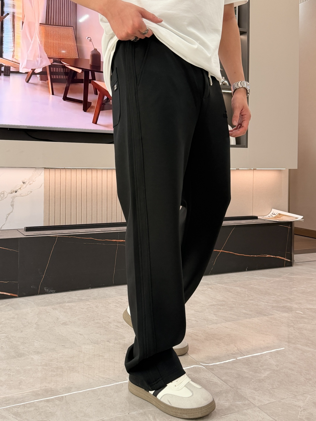 miumiu 2026春夏最新休闲裤 潮人必备 版型超赞，能很好的修复各种腿型，非常个性！柔软排汗，舒适