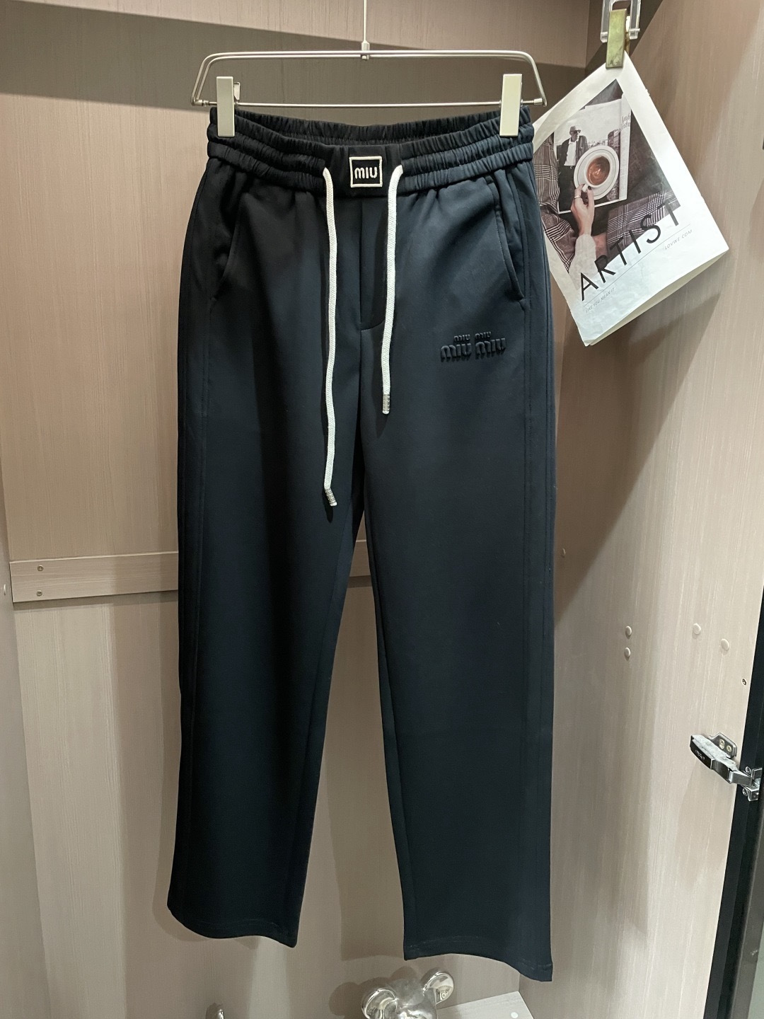 miumiu 2026春夏最新休闲裤 潮人必备 版型超赞，能很好的修复各种腿型，非常个性！柔软排汗，舒适