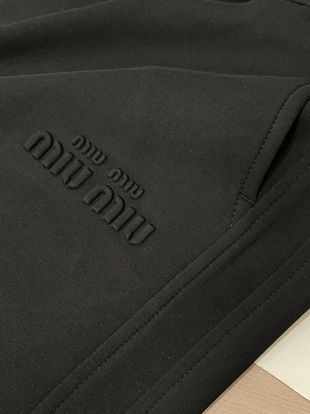 miumiu 2026春夏最新休闲裤 潮人必备 版型超赞，能很好的修复各种腿型，非常个性！柔软排汗，舒适