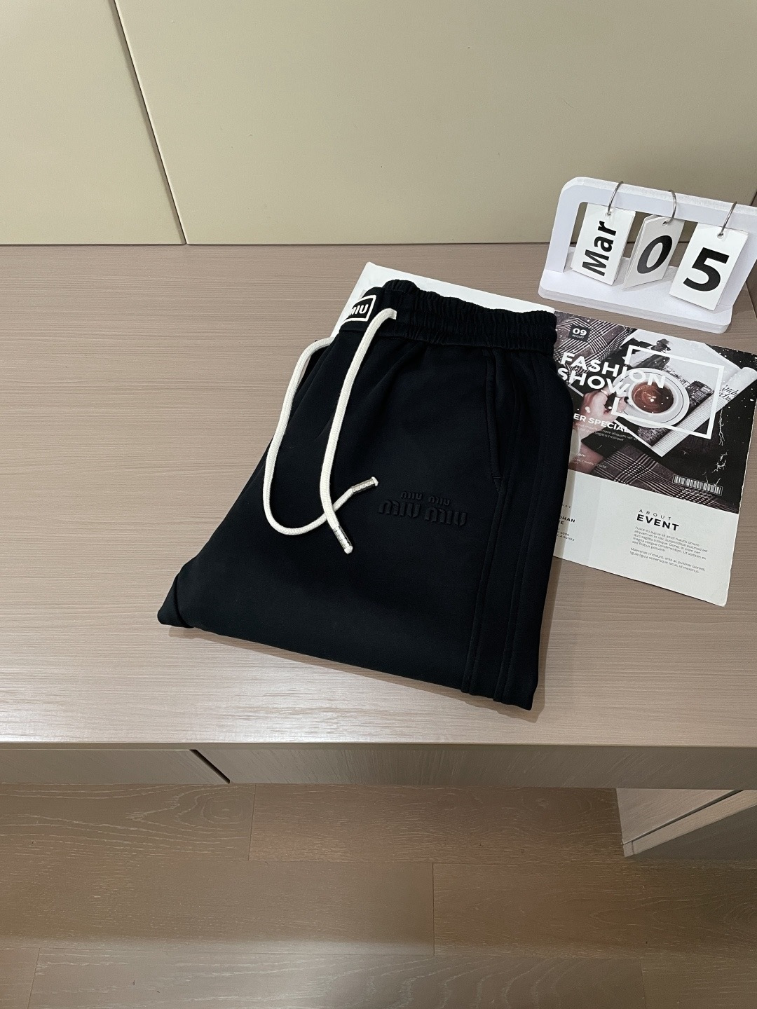 miumiu 2026春夏最新休闲裤 潮人必备 版型超赞，能很好的修复各种腿型，非常个性！柔软排汗，舒适