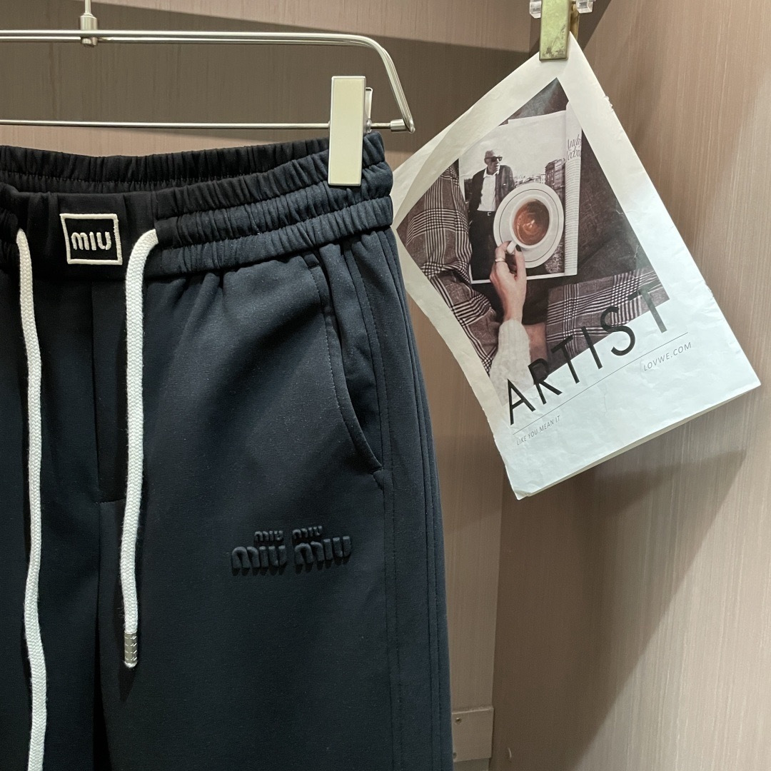 miumiu 2026春夏最新休闲裤 潮人必备 版型超赞，能很好的修复各种腿型，非常个性！柔软排汗，舒适