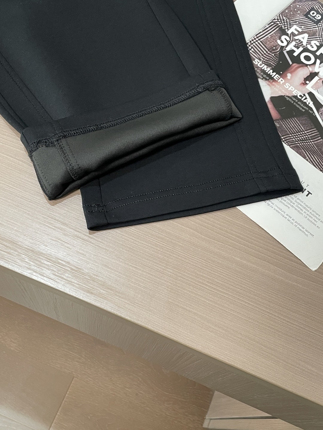 miumiu 2026春夏最新休闲裤 潮人必备 版型超赞，能很好的修复各种腿型，非常个性！柔软排汗，舒适