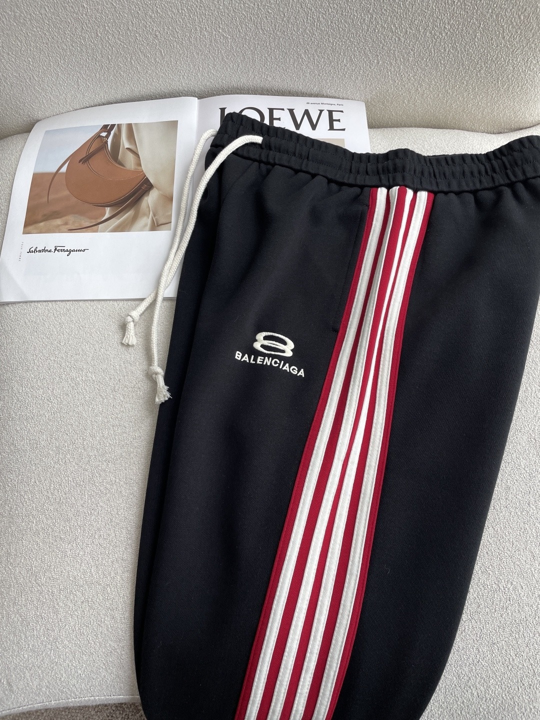 巴黎 2026春夏最新休闲裤 潮人必备 版型超赞，能很好的修复各种腿型，非常个性！柔软排汗，舒适度极高。