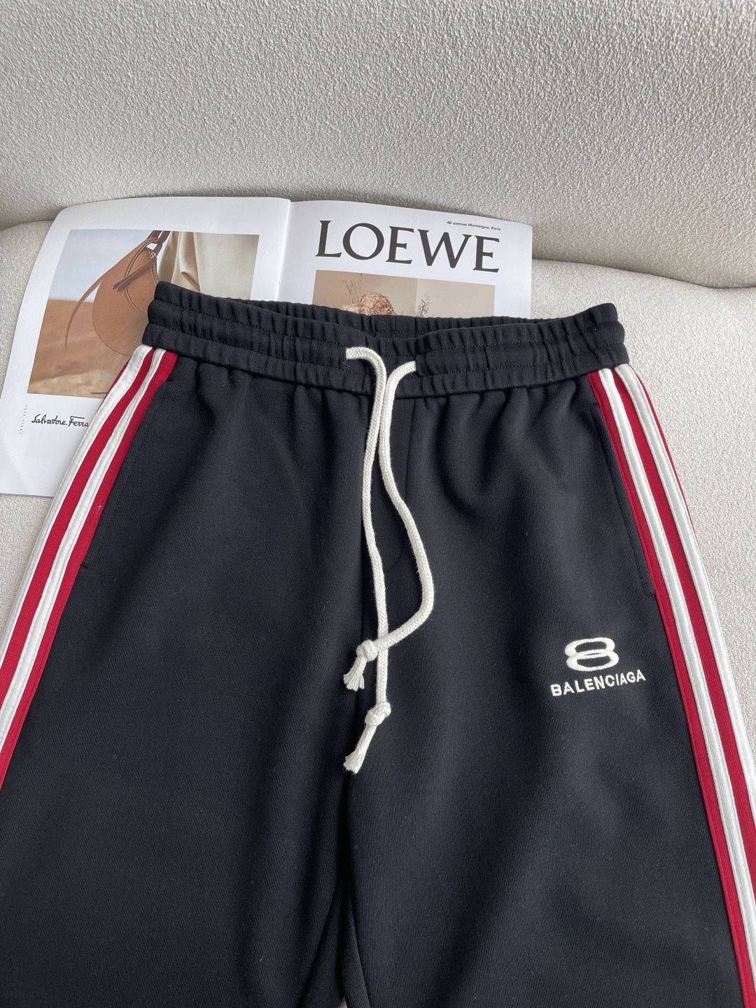 巴黎 2026春夏最新休闲裤 潮人必备 版型超赞，能很好的修复各种腿型，非常个性！柔软排汗，舒适度极高。