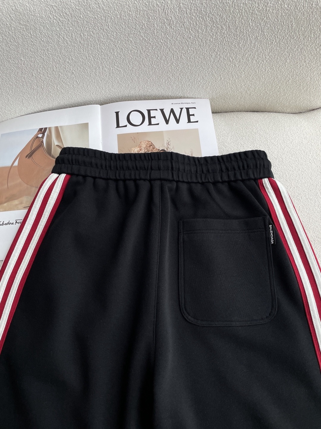 巴黎 2026春夏最新休闲裤 潮人必备 版型超赞，能很好的修复各种腿型，非常个性！柔软排汗，舒适度极高。