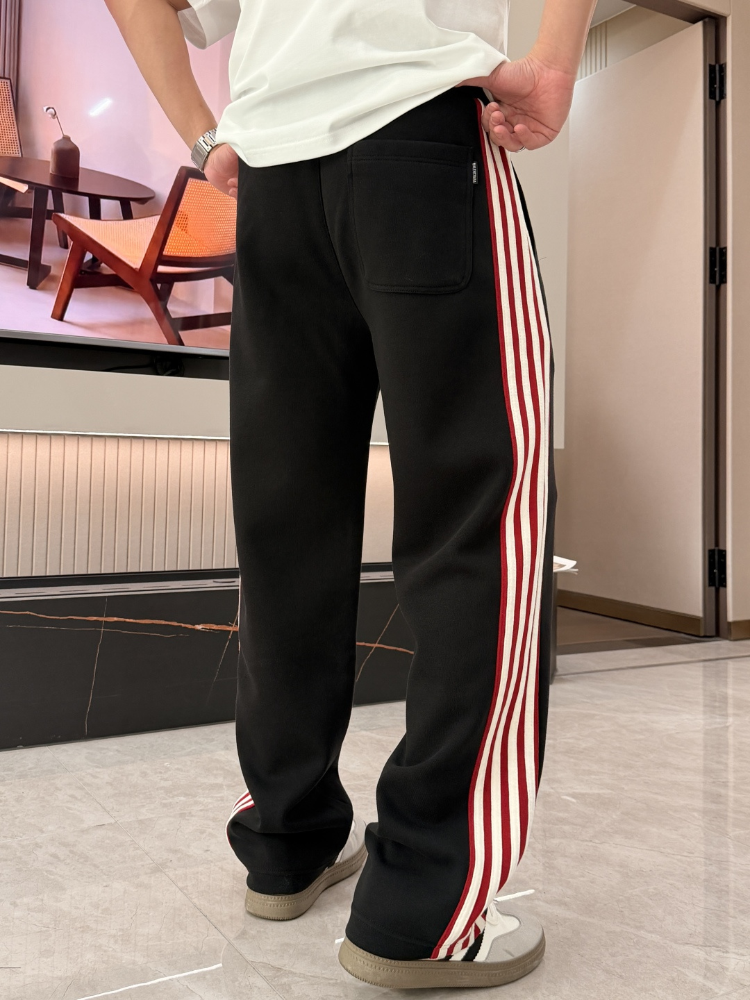 巴黎 2026春夏最新休闲裤 潮人必备 版型超赞，能很好的修复各种腿型，非常个性！柔软排汗，舒适度极高。