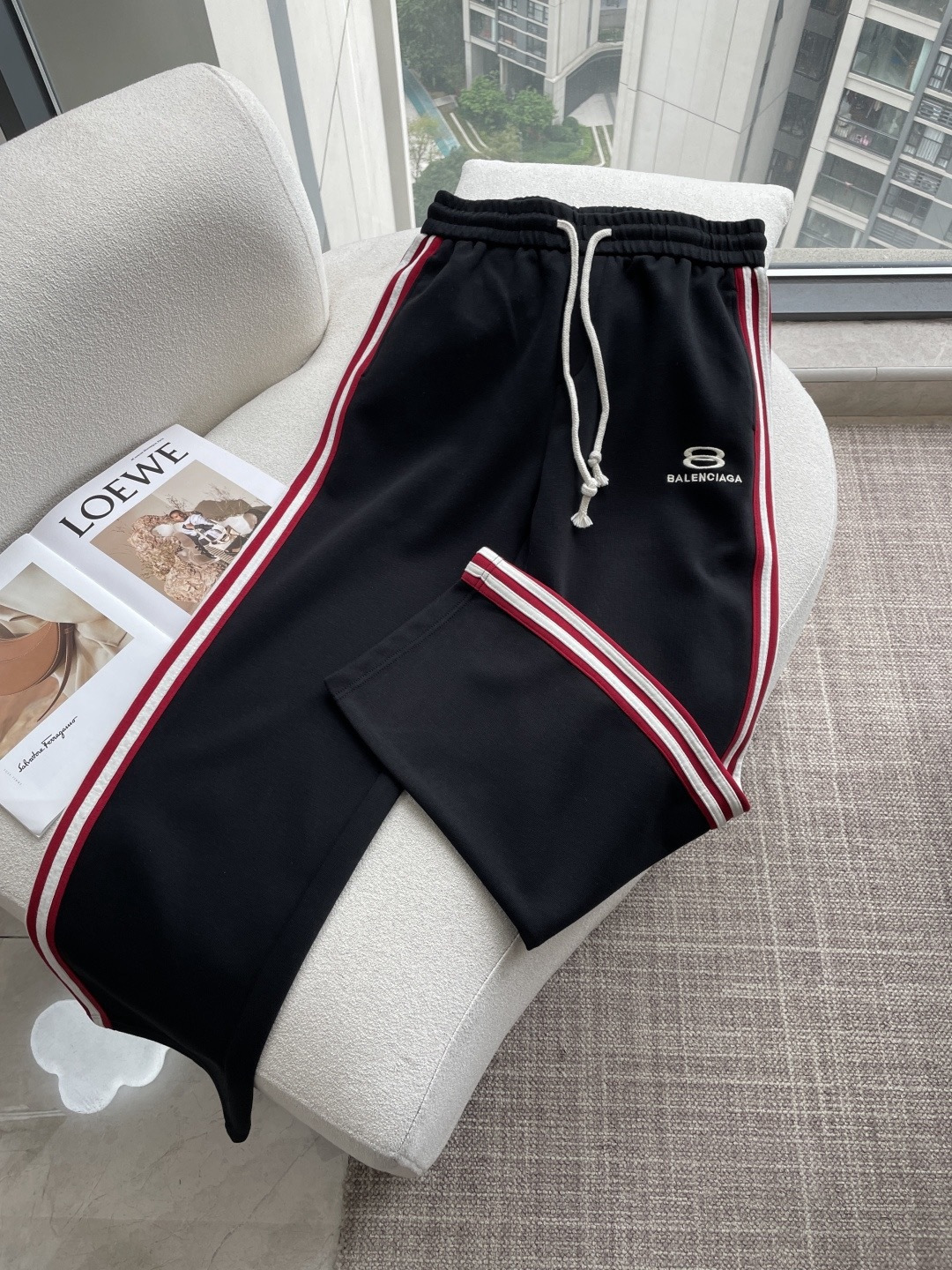 巴黎 2026春夏最新休闲裤 潮人必备 版型超赞，能很好的修复各种腿型，非常个性！柔软排汗，舒适度极高。