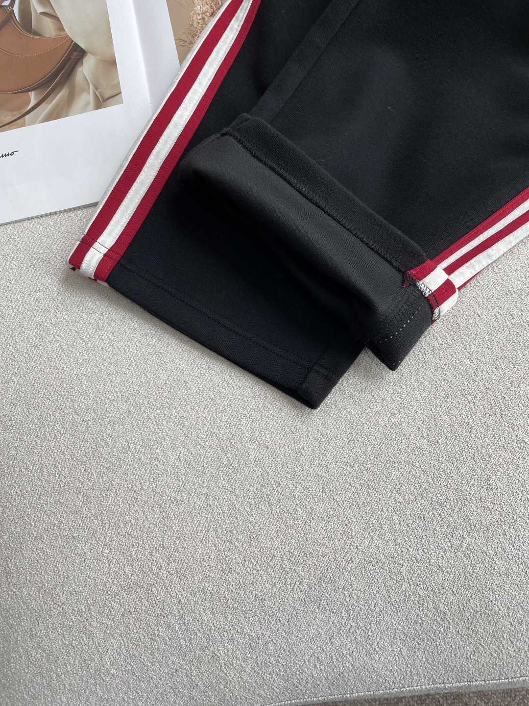 巴黎 2026春夏最新休闲裤 潮人必备 版型超赞，能很好的修复各种腿型，非常个性！柔软排汗，舒适度极高。