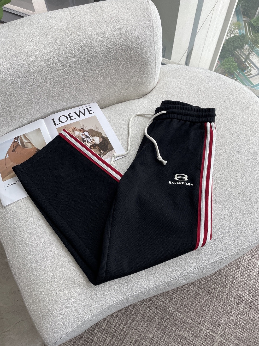 巴黎 2026春夏最新休闲裤 潮人必备 版型超赞，能很好的修复各种腿型，非常个性！柔软排汗，舒适度极高。