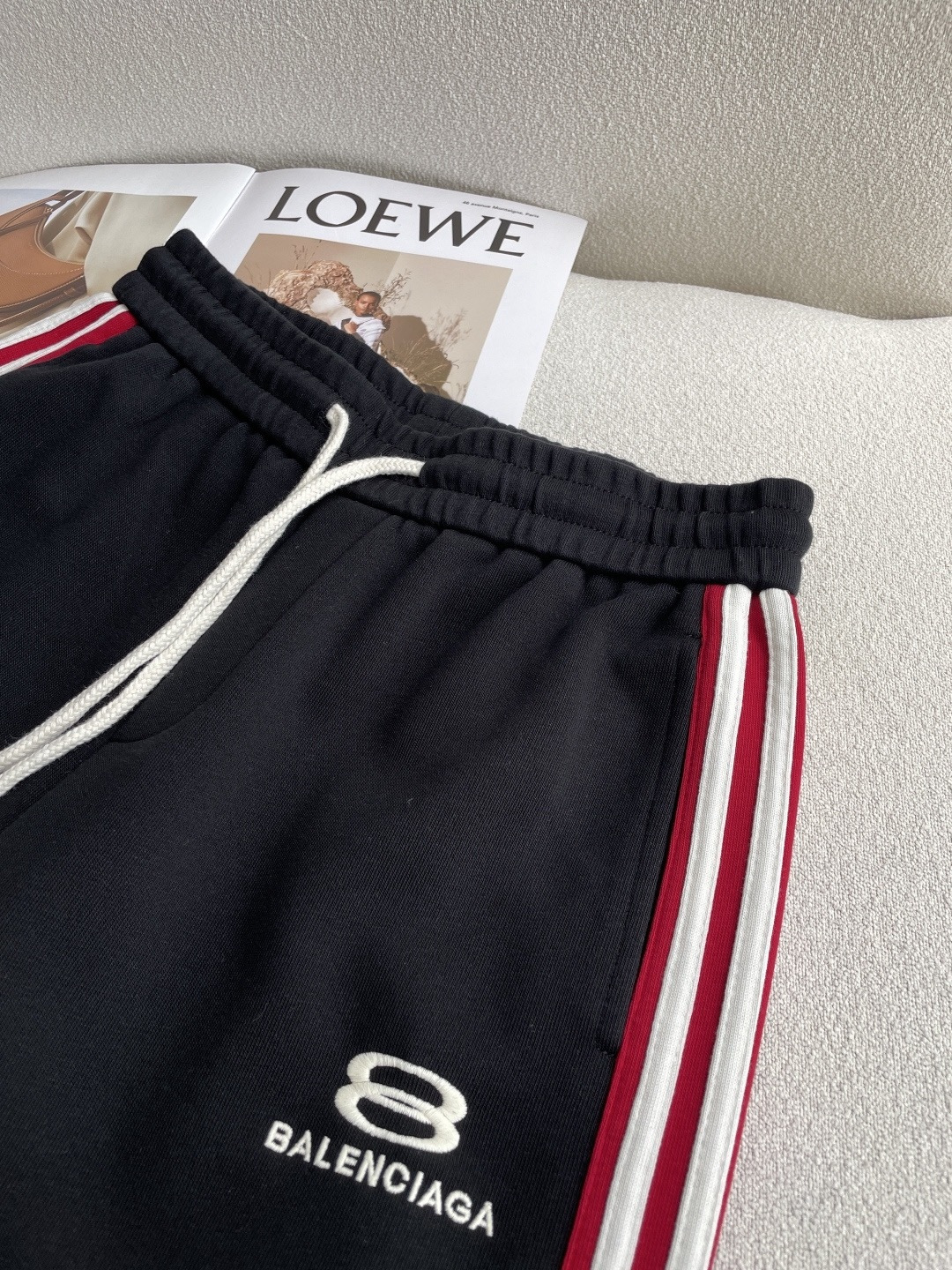 巴黎 2026春夏最新休闲裤 潮人必备 版型超赞，能很好的修复各种腿型，非常个性！柔软排汗，舒适度极高。