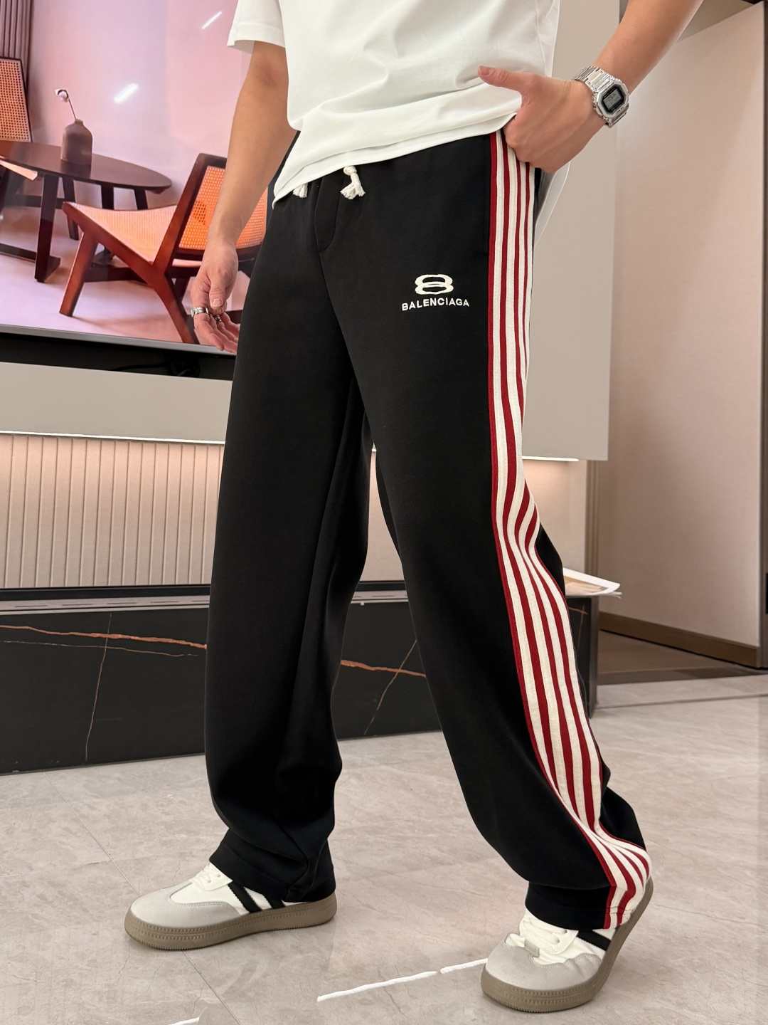 巴黎 2026春夏最新休闲裤 潮人必备 版型超赞，能很好的修复各种腿型，非常个性！柔软排汗，舒适度极高。