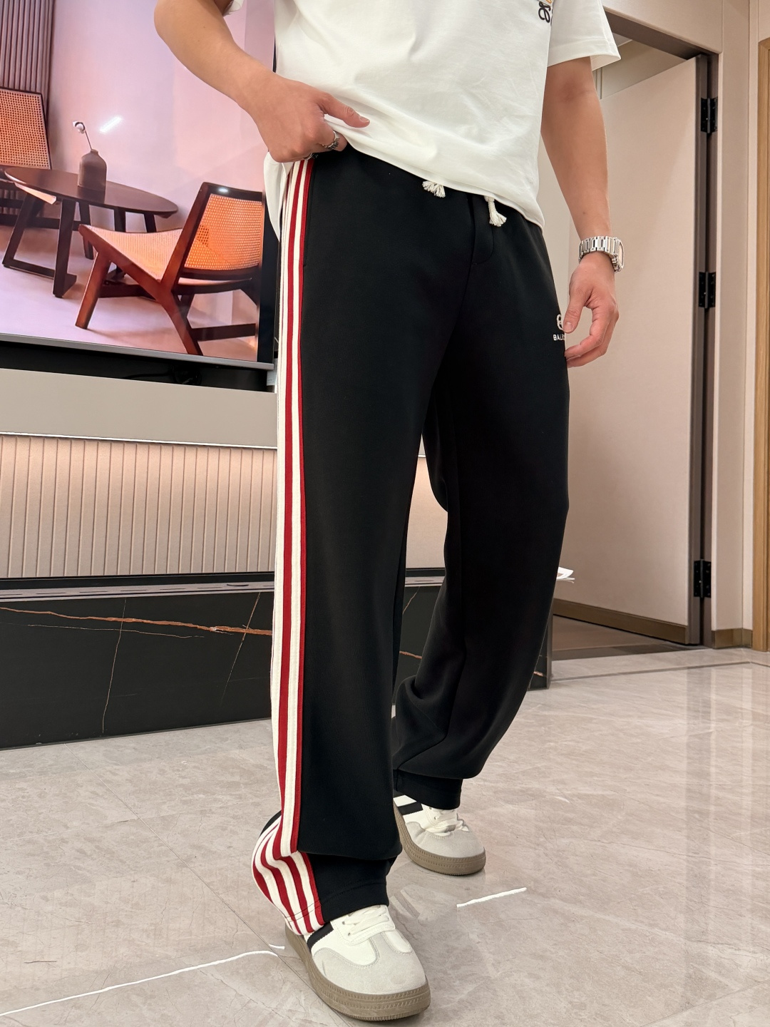 巴黎 2026春夏最新休闲裤 潮人必备 版型超赞，能很好的修复各种腿型，非常个性！柔软排汗，舒适度极高。