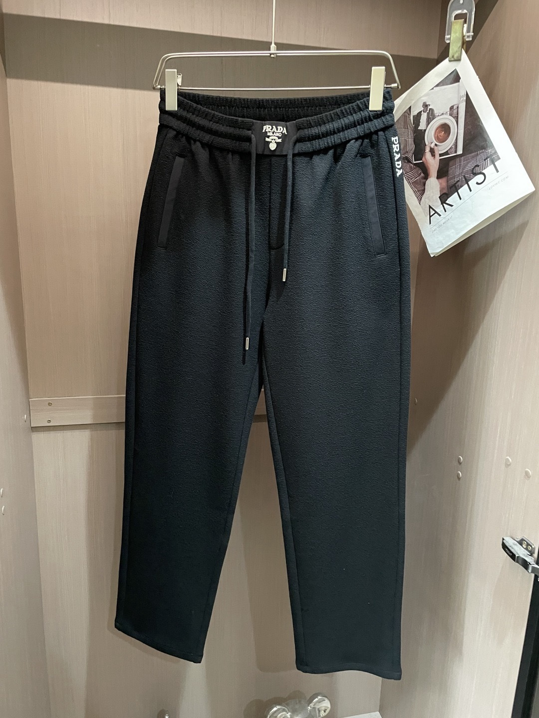 Prad 2026春夏最新休闲裤 潮人必备 版型超赞，能很好的修复各种腿型，非常个性！柔软排汗，舒适度极