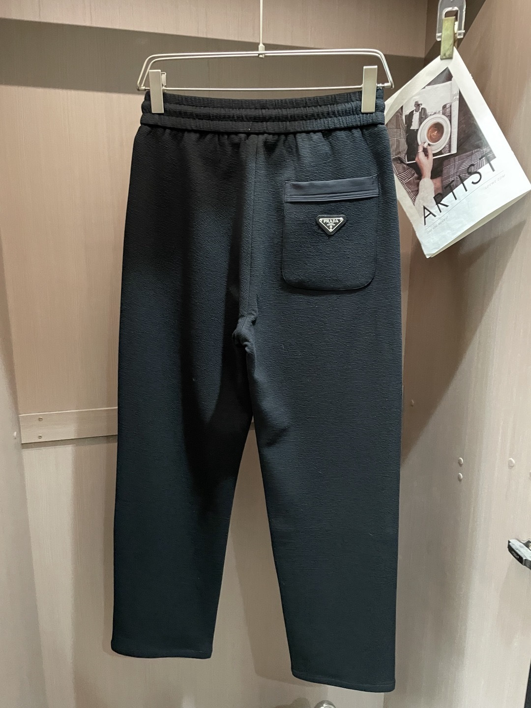 Prad 2026春夏最新休闲裤 潮人必备 版型超赞，能很好的修复各种腿型，非常个性！柔软排汗，舒适度极