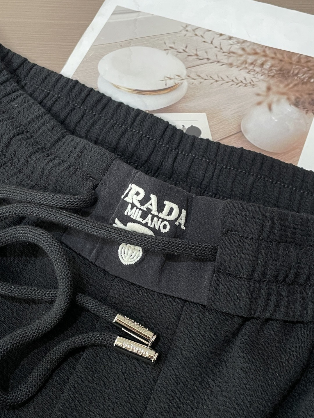 Prad 2026春夏最新休闲裤 潮人必备 版型超赞，能很好的修复各种腿型，非常个性！柔软排汗，舒适度极