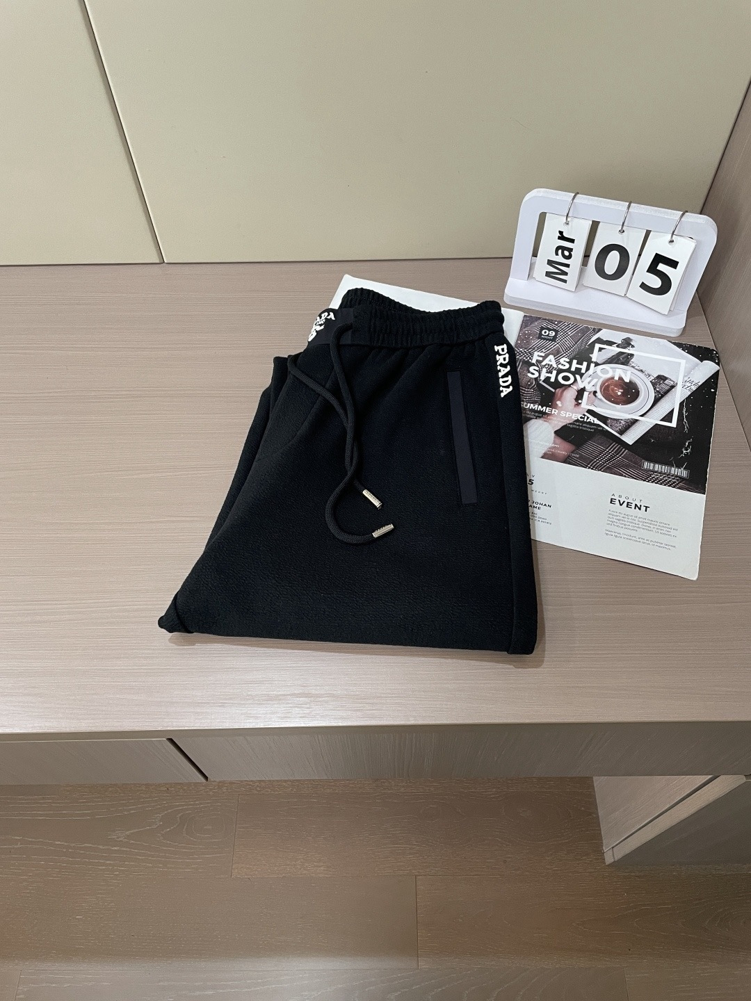 Prad 2026春夏最新休闲裤 潮人必备 版型超赞，能很好的修复各种腿型，非常个性！柔软排汗，舒适度极