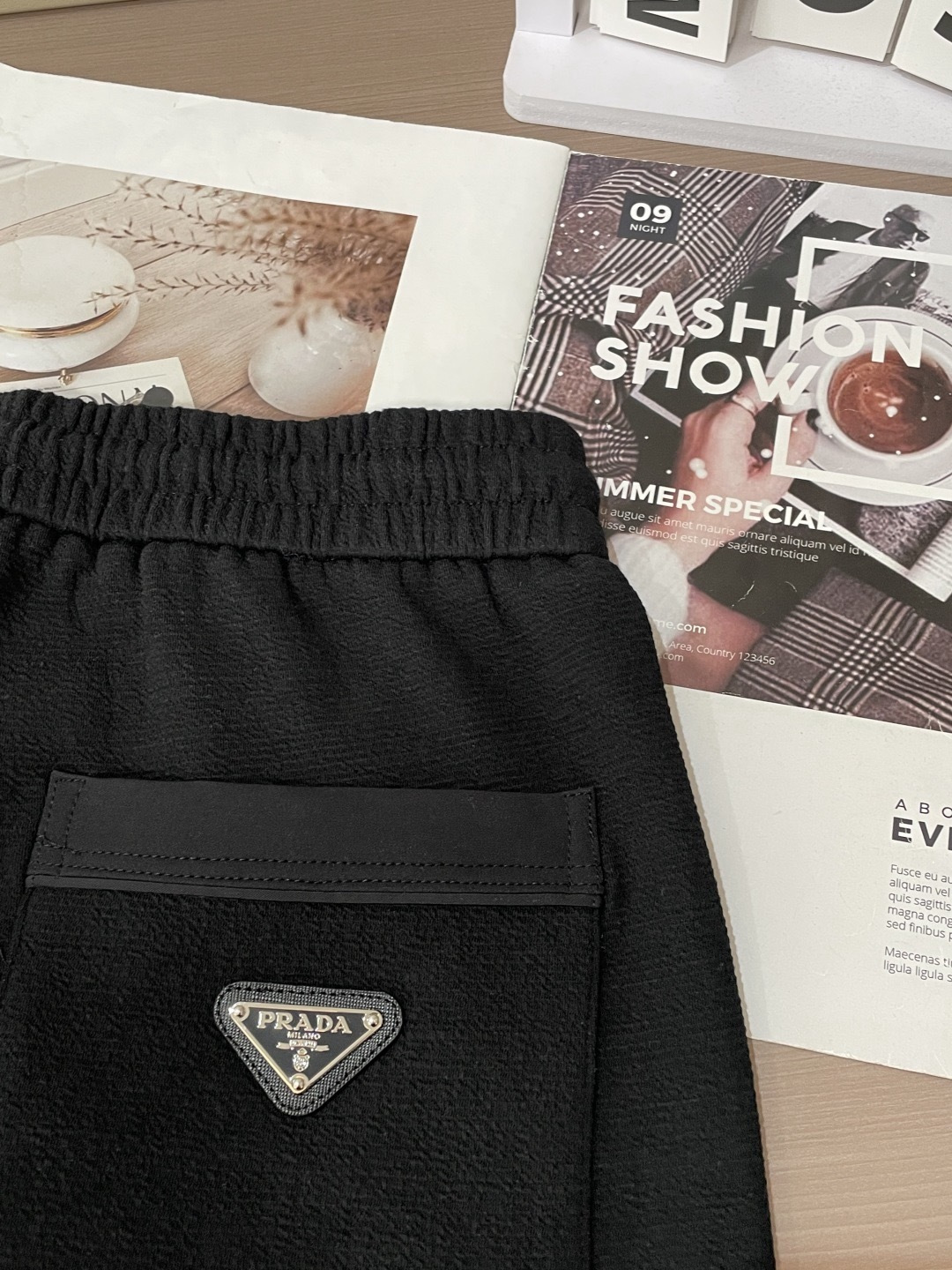 Prad 2026春夏最新休闲裤 潮人必备 版型超赞，能很好的修复各种腿型，非常个性！柔软排汗，舒适度极