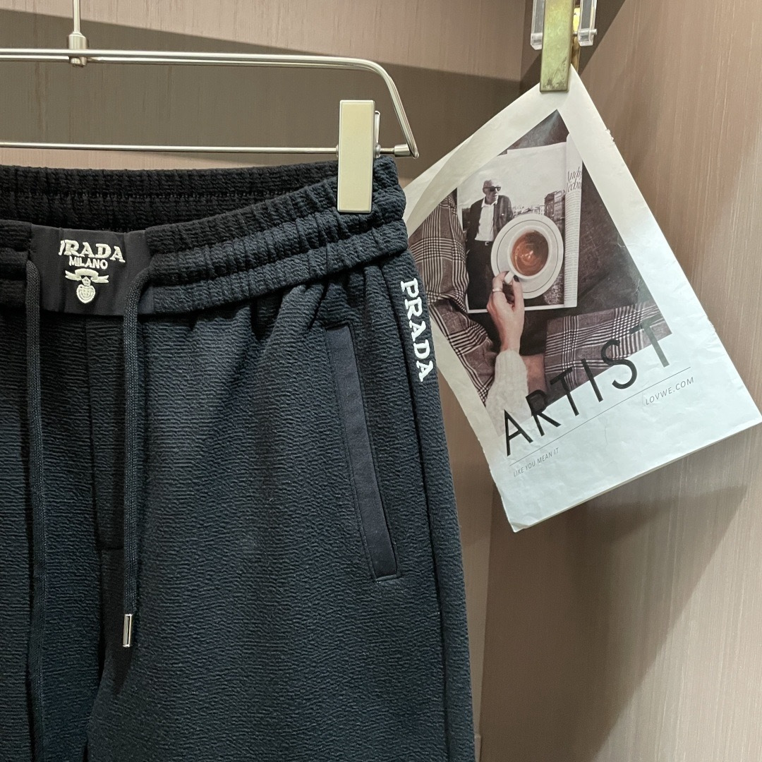 Prad 2026春夏最新休闲裤 潮人必备 版型超赞，能很好的修复各种腿型，非常个性！柔软排汗，舒适度极