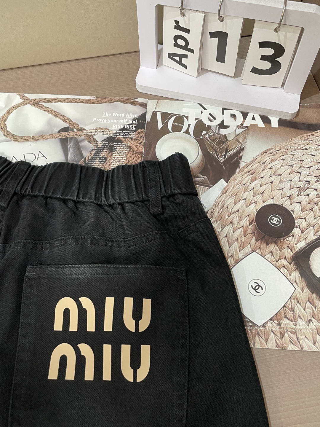 miumiu 2026春夏 最新款休闲裤，订制面料 柔软排汗，舒适度极高。上身非常舒爽，原版辅料细节。上