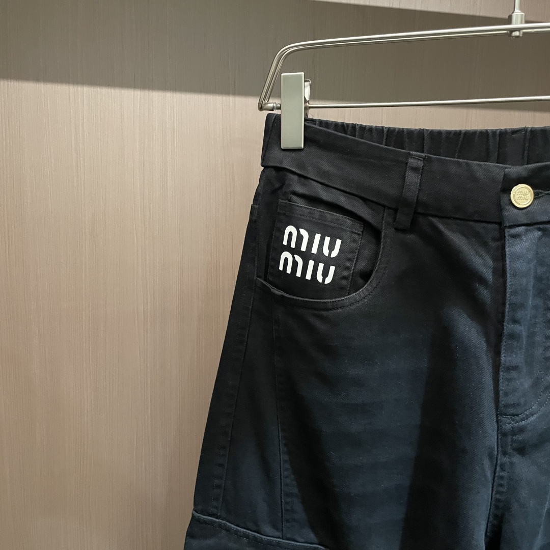 miumiu 2026春夏 最新款休闲裤，订制面料 柔软排汗，舒适度极高。上身非常舒爽，原版辅料细节。上