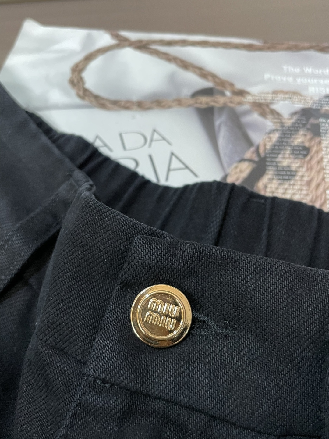 miumiu 2026春夏 最新款休闲裤，订制面料 柔软排汗，舒适度极高。上身非常舒爽，原版辅料细节。上