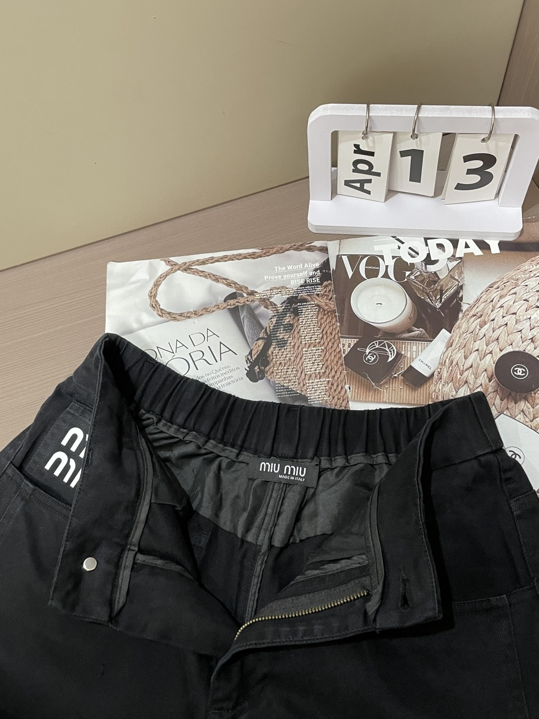 miumiu 2026春夏 最新款休闲裤，订制面料 柔软排汗，舒适度极高。上身非常舒爽，原版辅料细节。上