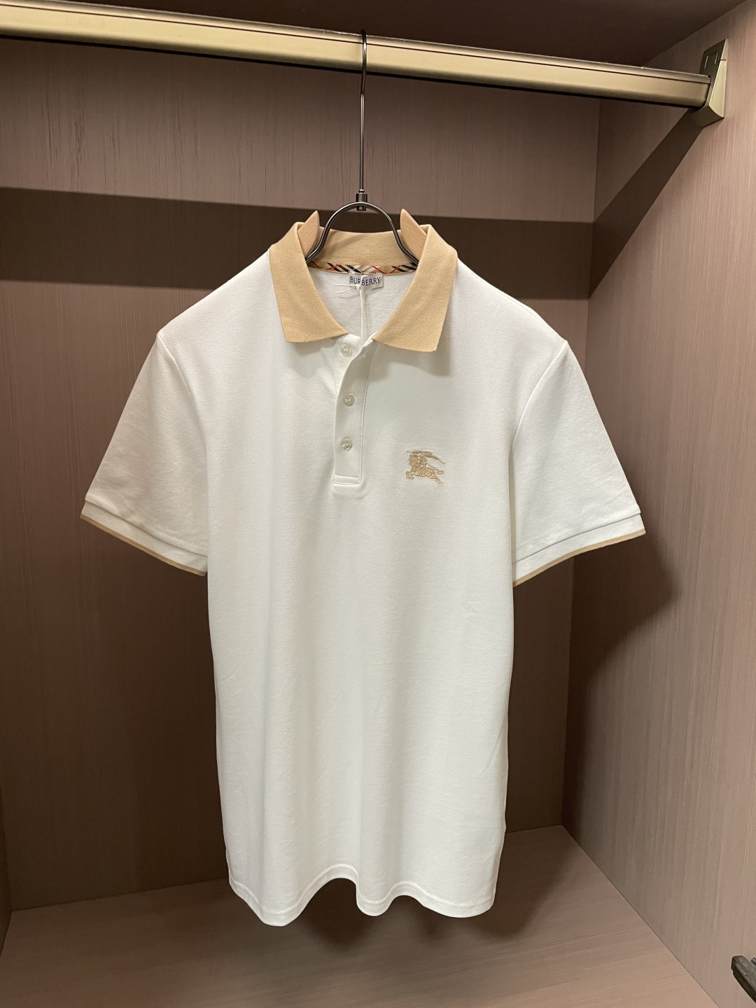 NO:841959,.Burberry 2026 Spring and Summer official website synchronization Mature men Light mature men Favorite style Classic and versatile business casual Polo collar T-shirt Made of imported double mercerized pique cotton fabric, comfortable and breathable, delicate texture, super soft and skin-friendly!  The lapel design and tailoring are slim-fitting, and the fit is absolutely crisp and handsome!  It can be seen from the lock stitch that it is definitely produced by a major factory. This high-density sewing process is absolutely meticulous in handling details!  Highly recommended and you won’t see a style like this outside!  Size M-XXXL,,burberry,tees,t-shirt,19860909.巴宝莉 2026春夏 官网同步 熟男 轻熟男 最爱款式 经典大气百搭商务休闲Polo领T恤 采用进口双丝光珠地棉面料 舒适透气 质感细腻 超柔软亲肤触感！翻领设计,剪裁属于修身版型 绝对挺括帅气的合体型！从锁针可以看出 绝对大厂代工出品 这种密度的缝制工艺 对待细节处理绝对是一丝不苟！强烈推荐 而且外面您是根本看不到这样的款式的！ 尺码M-XXXL,,burberry,tees，t-shirt,,Men's clothing