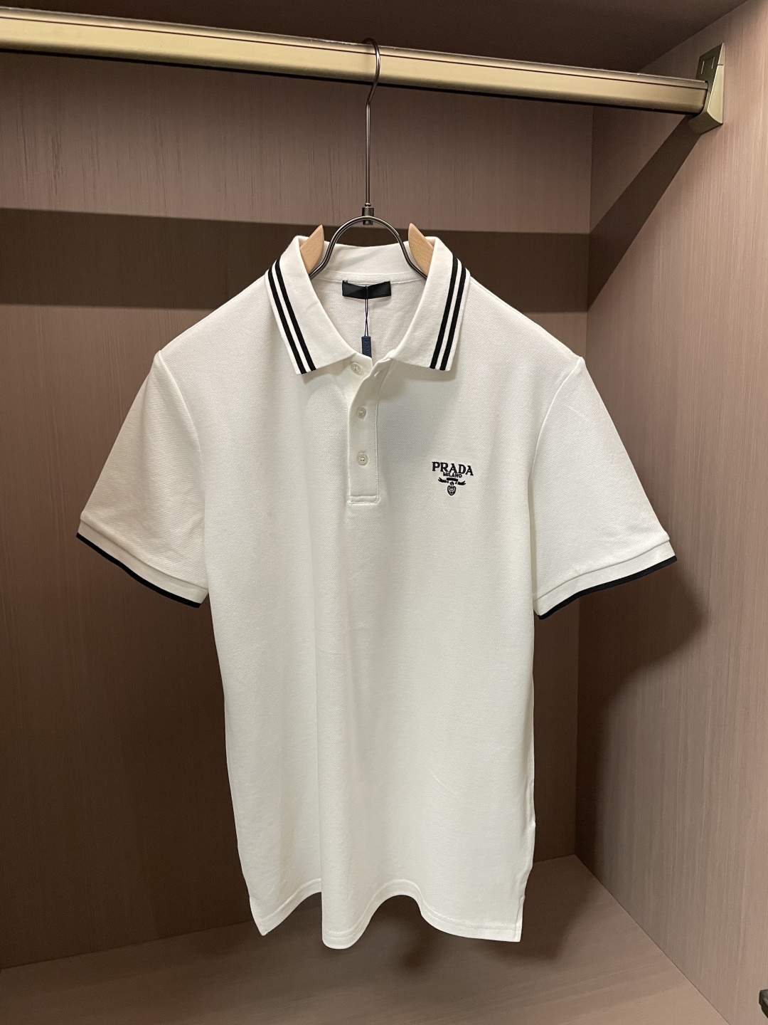 NO:841923,.Prada Prad 2026 Spring and Summer official website synchronization Mature men Light mature men Favorite style Classic and versatile business casual Polo collar T-shirt Made of imported double mercerized pique cotton fabric, comfortable and breathable, delicate texture, super soft and skin-friendly!  The lapel design and tailoring are slim-fitting, and the fit is absolutely crisp and handsome!  It can be seen from the lock stitch that it is definitely produced by a major factory. This high-density sewing process is absolutely meticulous in handling details!  Highly recommended and you won’t see a style like this outside!  Size M-XXXL,,prada,prada,tees,t-shirt,19860909.普拉达 Prad 2026春夏 官网同步 熟男 轻熟男 最爱款式 经典大气百搭商务休闲Polo领T恤 采用进口双丝光珠地棉面料 舒适透气 质感细腻 超柔软亲肤触感！翻领设计,剪裁属于修身版型 绝对挺括帅气的合体型！从锁针可以看出 绝对大厂代工出品 这种密度的缝制工艺 对待细节处理绝对是一丝不苟！强烈推荐 而且外面您是根本看不到这样的款式的！ 尺码M-XXXL,,prada,prada,tees，t-shirt,,Men's clothing