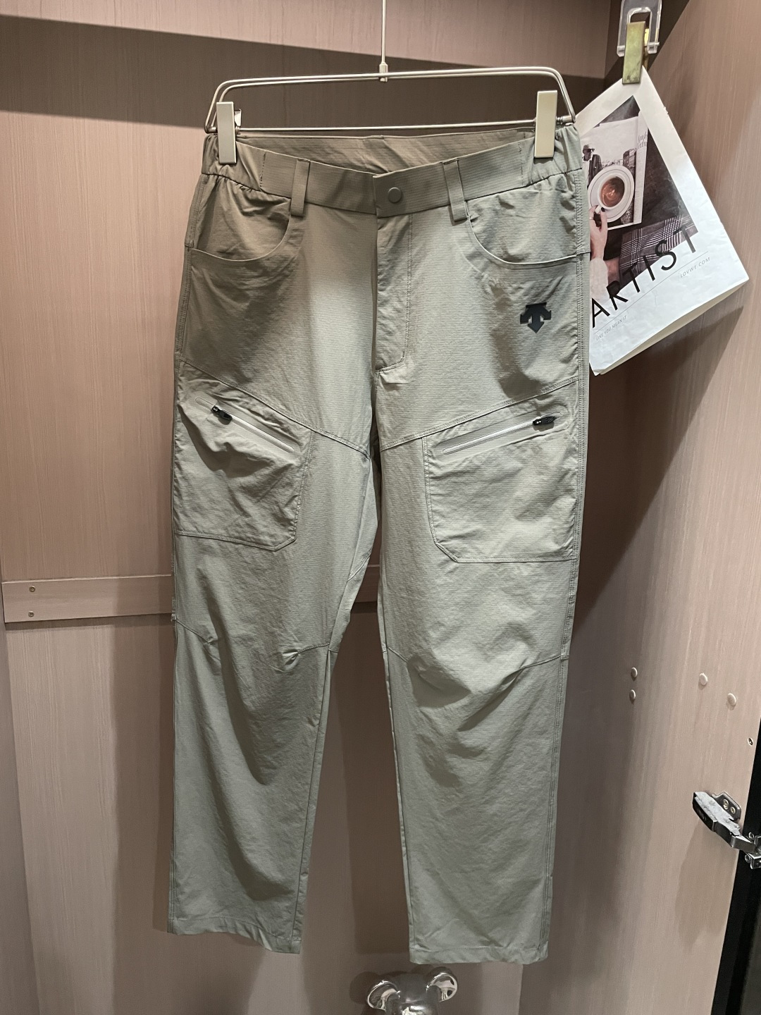 NO:956825,. Descente men's casual pants, quick-drying fabric casual pants, the latest upper body style is invincible!  You can definitely close your eyes and close your eyes. This type of pants is very versatile and has an elastic waist. It can be worn in daily work and outdoor sports. It is the perfect combination of fashion, leisure and outdoor sports, so it is your best choice whether you wear it daily or outdoors. Extreme comfort and quick sweat wicking are popular focuses, improving wearing comfort. It is suitable for aerobic exercise and cross-country running conditions. This type of running casual pants has an extremely wide range of applications, allowing you to naturally maintain your love for sports in the summer, and can also be worn in leisure life.  Size L-5XL,,19860909. 迪桑特 男士休闲裤 速干面料休闲裤,最新款上身版型无敌正！ 绝对可以闭眼收的一款 此款裤子非常百搭,弹力腰围,日常上班 户外运动都可以穿着,是时尚休闲与户外运动的完美结合,所以无论您平时穿或者户外穿都是您的最佳选择. 极致舒适和快速排汗是备受青睐的重点,提升穿着舒适度,适合有氧运动和越野跑条件下穿着,此款是一件适用范围极其广泛的跑步休闲裤,让你在夏天自然可以保持对运动热爱,也可以在休闲生活中穿着 尺码L-5XL,,,Men's clothing