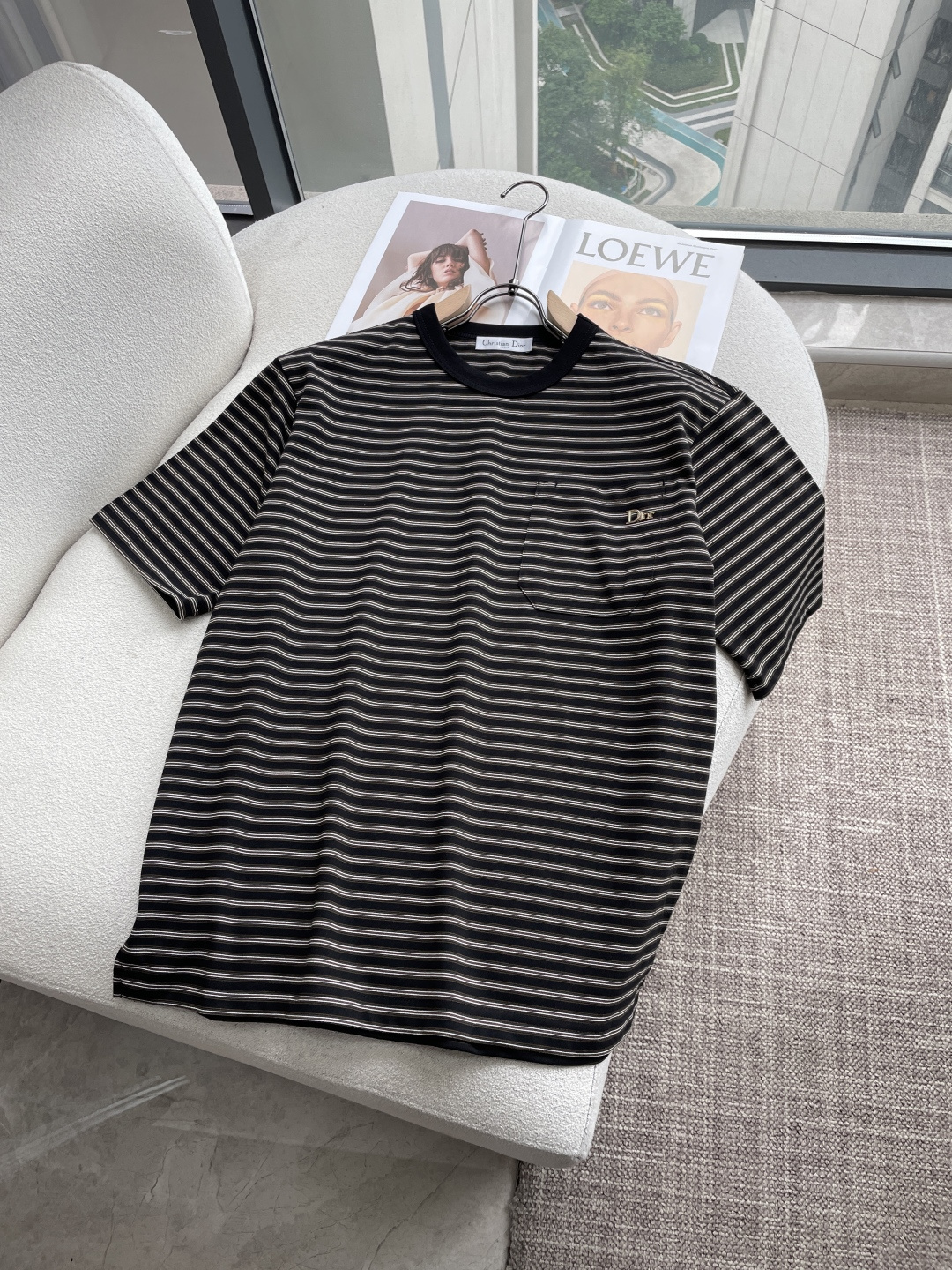 NO:956833,. This striped T-shirt from DO has just the right balance between simplicity and texture, making it an indispensable and versatile item in the wardrobe. The fabric texture is selected from high-count cotton fabrics, which are soft and delicate to the touch, with a full drape feel. The upper body is comfortable and breathable, saying goodbye to the hot and sticky feeling, and has a refreshing body feeling.  Classic black and white pinstripes, with a retro and relaxed feel, regardless of skin color or age. The contrasting round neck with embroidered logo on the chest pocket hides exquisite details in a low-key manner. The small side slit design takes into account the space for movement and the neat silhouette. Paired with casual pants, it is a clean and neat daily look, suitable for commuting, leisure, dating and other occasions. It is easy to wear with an effortless sense of luxury. It is a universal formula for boys' summer wear. Sizes m-xxxl,, tees, t-shirt,19860909. D奥这款条纹T恤,把简约与质感平衡得恰到好处,是衣柜里不可或缺的百搭单品. 面料质感精选高支棉面料,触感柔软细腻,垂坠感十足,上身舒适透气,告别闷热黏腻,自带清爽体感. 经典黑白细条纹,自带复古松弛感,不挑肤色不挑年龄.撞色圆领搭配胸口口袋刺绣标识,低调中暗藏精致细节,侧摆小开叉设计,兼顾活动空间与利落版型. 搭配休闲裤就是干净利落的日常造型,适配通勤、休闲、约会等多种场合,轻松穿出不费力的高级感,是男生夏日穿搭的万能公式. 尺码m-xxxl,,tees，t-shirt,,Men's clothing