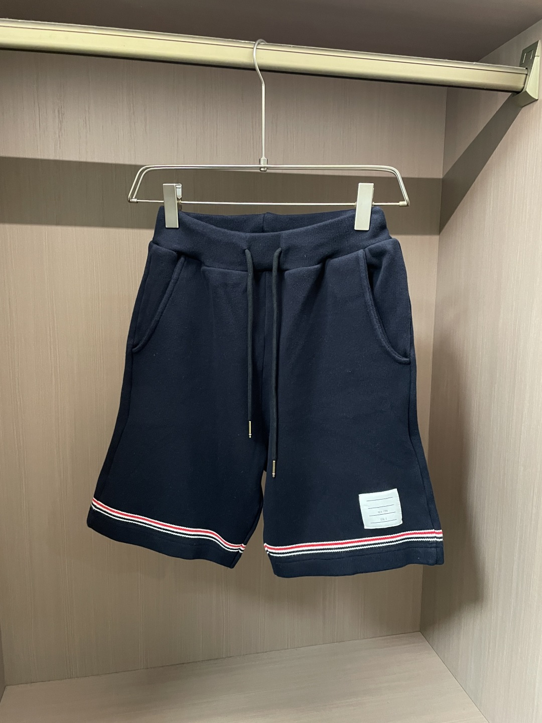 NO:832554,TB three-standard complete 2026 new summer men's casual shorts, advanced custom-made breathable fabrics, extremely breathable, elastic and comfortable, impeccable details, top-grade accessories, original logo design concept, delicate and soft feel!  The upper body fit is awesome!  Size 1 2 3 4 Please state your height and weight when ordering,,shorts,19860909TB 三标齐全 2026夏季新款男士休闲短裤,高级定制面料透气面料 透气弹力舒适度极高,细节无可挑剔,顶级辅料配备,原版logo设计理念,手感细腻柔软！上身版型超赞！ 尺码1 2 3 4下单报身高体重,,shorts,,Men's clothing
