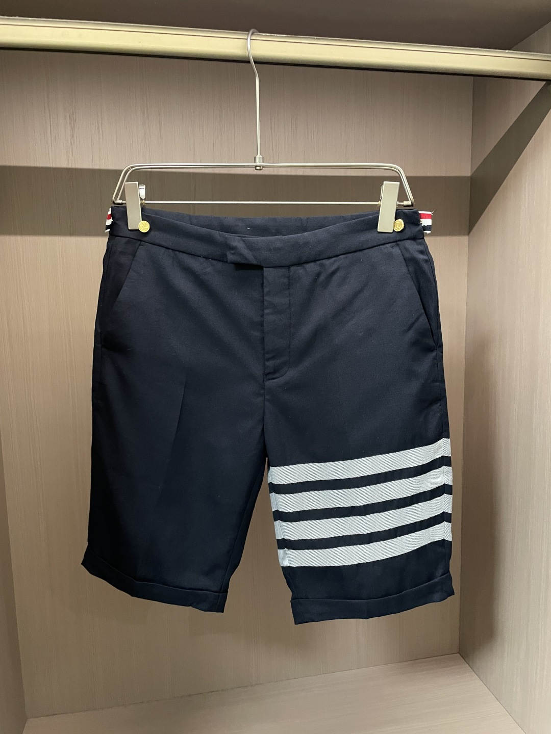 NO:832560,TB's classic four-stripe element is low-key and recognizable. The waistband is embellished with the iconic red, white and blue webbing and gold buttons. Every detail highlights the brand's genes. The upper body can be easily worn with an 'effortless sense of luxury', saying goodbye to the passerby look.  Select high-count anti-wrinkle twill fabrics, with a crisp and drapey feel, not easy to wrinkle after long-term wear, say goodbye to sloppy and sloppy. Breathable but not sweaty, crisp but not stiff, it can not only hold the neat feeling in commuting occasions, but also meet the comfort needs of daily leisure, and is refreshing and neat in summer. The cuffed trouser legs are made to modify the leg shape, neat and straight. The waistband side buckle design can adjust the tightness to fit the waistline without constricting the waist.  The diagonal pocket design combines practicality and simplicity. Three-dimensional tailoring modifies the lines of the crotch and legs, and is friendly to all body types. Sizes 1 2 3 4,,19860909TB经典四道杠元素,低调中自带辨识度.腰头标志性红白蓝织带与金色纽扣点缀,每一处细节都在彰显品牌基因,上身轻松穿出“不费力的高级感”,告别路人感. 甄选高支抗皱斜纹面料,自带挺括垂坠感,久穿不易皱,告别软塌邋遢.透气不闷汗,挺括却不僵硬,既能hold住通勤场合的利落感,也能满足日常休闲的舒适需求,夏天穿也清爽利落. 翻边裤脚工艺,修饰腿型,利落又显腿直 腰头侧扣设计,调节松紧,贴合腰线不勒腰 斜插口袋设计,兼顾实用性与简约感 立体剪裁,修饰胯部与腿部线条,对各种身材都友好 尺码1 2 3 4,,,Men's clothing