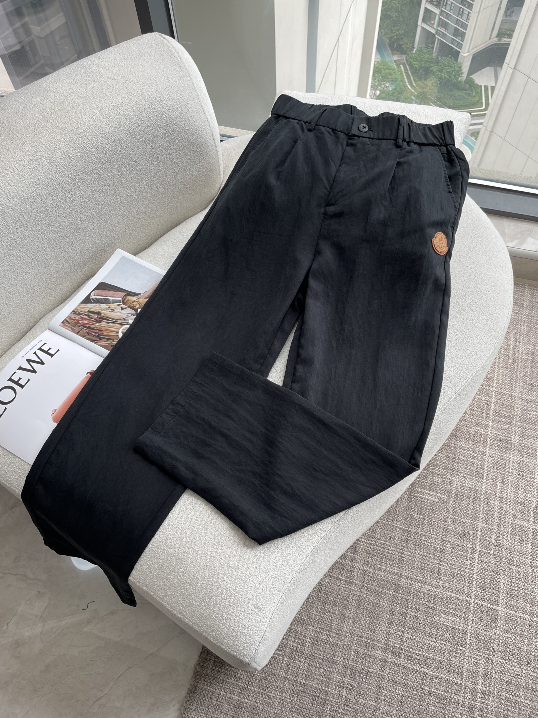 NO:832574,Meng Mouth 26 spring and summer new products. Smooth and anti-wrinkle twill fabric, delicate and skin-friendly, stiff and not slumped. The upper body is neat and stylish, perfectly modifying the shape of the legs. The waist button + drawstring double design takes into account both fit and comfort; the classic chapter decoration is low-key to highlight the light luxury texture, and is full of details.  It can be paired with a white T to create a casual daily style, or it can be paired with a shirt to create a light business commuting style. It can be easily used for daily outings and commuting to work. It is a timeless and versatile style in the wardrobe, and can easily create a sense of relaxation and luxury. Sizes 28-36,,Moncler,shirts,19860909蒙口 26春夏新品 垂顺抗皱的斜纹面料,触感细腻亲肤,挺括不软塌,上身利落有型,完美修饰腿型.腰头纽扣+抽绳双设计,兼顾贴合度与舒适度；经典章仔装饰低调彰显轻奢质感,细节拉满. 可搭配白T打造休闲日常风,也可配衬衫打造轻商务通勤风,日常出街、上班通勤都能轻松驾驭,是衣柜里永不过时的百搭神款,轻松拿捏松弛感与高级感. 尺码28-36,,Moncler,shirts,,Men's clothing