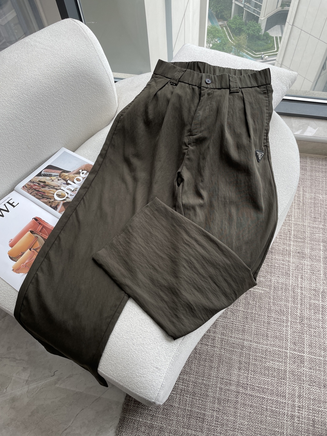NO:832581,Prad's 26 new spring and summer products are draped and anti-wrinkle twill fabric, which feels delicate and skin-friendly, stiff but not slumped, and has a neat and stylish upper body, which perfectly modifies the shape of the legs. The waist button + drawstring double design takes into account both fit and comfort; the classic inverted triangle logo is embellished, low-key to highlight the light luxury texture, and full of details.  It can be paired with a white T to create a casual daily style, or with a shirt to create a light business commute style. It can be easily used for daily outings and commuting to work. It is a timeless and versatile style in the wardrobe, and can easily achieve a sense of relaxation and luxury. Sizes m-xxxl,, prada, shirts,19860909Prad 26春夏新品 垂顺抗皱的斜纹面料,触感细腻亲肤,挺括不软塌,上身利落有型,完美修饰腿型.腰头纽扣+抽绳双设计,兼顾贴合度与舒适度；经典倒三角标点缀,低调彰显轻奢质感,细节拉满. 可搭配白T打造休闲日常风,也可配衬衫打造轻商务通勤风,日常出街、上班通勤都能轻松驾驭,是衣柜里永不过时的百搭神款,轻松拿捏松弛感与高级感. 尺码m-xxxl,,prada,shirts,,Men's clothing