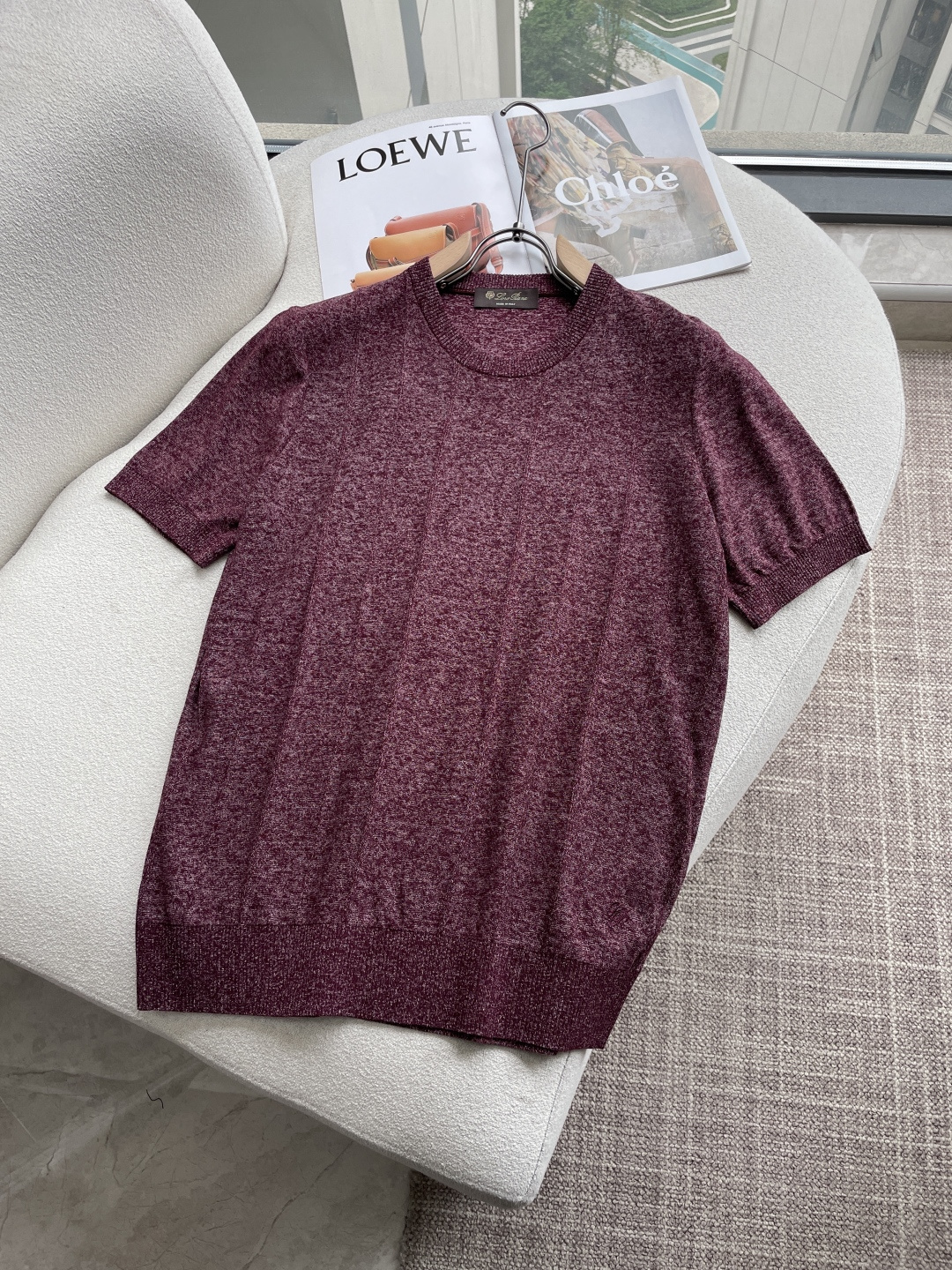 NO:832583,LP home  The latest 2026 spring and summer vertical striped men's round-neck short-sleeved sweater, made of selected knitted cotton fabrics, 80-count super-soft long-staple cotton, 16-needle dense stitching, clear texture, tight and non-deformable, soft and skin-friendly texture, showing high-end luxury quality; the comfort of wearing close to the body is definitely unmatched by ordinary T-shirts, and it is more breathable and cooler than ordinary cotton T-shirts. It can be worn until July and August  There will be no feeling of heat. The traditional round neck design is simple and elegant, and the overall unique variegated hemp texture is full of retro feeling. It is matched with exquisite vertical stripes decoration, which makes it visually more neat and stylish. The upper body is tasteful and stylish, and it is super versatile and never goes out of style. It can be worn alone or as a base layer, and can be easily used for business and leisure. It is full of trendy gentleman style; export order standards, high-end big brands, full appearance.  Original customer-supplied fabric, long-staple cotton, sizes M-3XL (the model is 172 cm and 148 pounds and tries on L size, which is suitable) 3 colors: dark grey, light blue, burgundy, loro piana, T-shirt, tees, t-shirt,19860909LP家 2026春夏最新竖条纹男士圆领短袖针织衫,精选针织棉质面料制成,80支超柔长绒棉,16针密致针法,纹理清晰,紧密不变形,质感软糯亲肤,尽显高端奢华品质；贴身穿着的舒适度绝对是普通Ｔ恤无法比拟的,而且比普通棉质T恤更为透气凉爽,穿到7、8月都不会有热感.传统圆领设计,简单大方,整体独特的杂色麻感肌理,满满复古感,搭配精致竖条纹装饰,视觉上更显利落有型.上身有品位有格调,且超级百搭,永不过时,可单穿也可打底,商务休闲皆可轻松应对,满满的新潮绅士风；出口订单标准,高端大牌全品相. 原版客供面料长绒棉 尺码M-3XL（模特172厘米148斤试穿L码合适）3个颜色深灰,浅蓝,酒红,,loro piana,T-shirt,tees，t-shirt,,Men's clothing