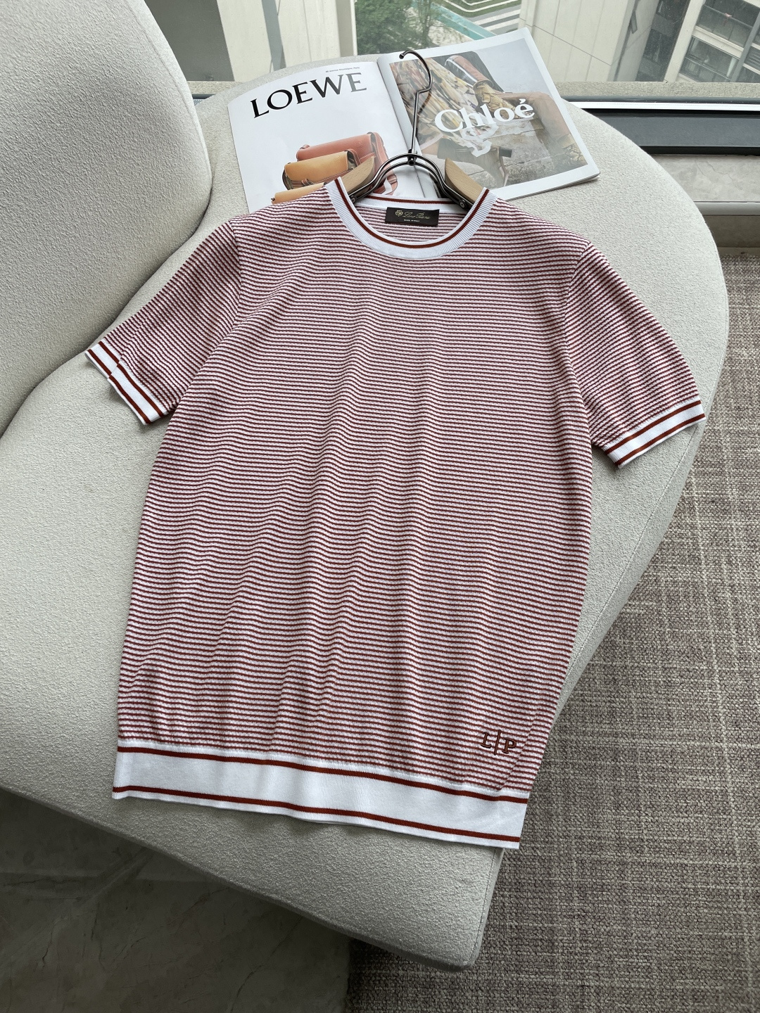 NO:832590,LP home  The latest 2026 spring and summer pinstripe men's round-neck short-sleeved sweater, made of selected knitted blended fabrics, 80-count super-soft fabric, 14-needle dense stitching, clear texture, tight and non-deformable, soft and skin-friendly texture, combining the breathability of cotton and the stiffness of knitting, saying goodbye to hot and sticky, suitable for all seasons  Commuting. The comfort of wearing it close to the body is absolutely unmatched by ordinary T-shirts. Especially in summer, it is more breathable and cooler than ordinary cotton T-shirts. Even if you wear it in July and August, you will not feel hot. The traditional round neck design is simple and elegant, and the overall simple outline is outlined with classic pinstripe texture, integrating  Contrasting ribbed round neck and cuff design, the letter embroidery on the left hem is the finishing touch, showing exquisite taste in details. The slightly loose tailoring does not flatter the body shape, is not thin or transparent, and the upper body has a lot of flesh, whether it is paired with casual pants to create a daily sense of relaxation, or worn with a suit to interpret a business casual style  , all can be easily controlled; export order standards, high-end big brands are all in good condition. Original customer-supplied fabrics 67.5 Tencel, 26.8 cotton, 5.7 silk sizes M-3XL (the model is 172 cm and 148 pounds, and the L size is suitable) 3 colors: navy blue, light blue, red, loro  piana,T-shirt,tees，t-shirt,business suit,real silk,19860909LP家 2026春夏最新细条纹男士圆领短袖针织衫,精选针织混纺面料制成,80支超柔面料,14针密致针法,纹理清晰,紧密不变形,质感软糯亲肤,兼具棉的透气与针织的挺括,告别闷热黏腻,适配四季通勤.贴身穿着的舒适度绝对是普通Ｔ恤无法比拟的,特别是夏季穿着比普通棉质T恤更为透气凉爽,即使穿到7、8月都不会有热感.传统圆领设计,简单大方,整体以经典细条纹肌理勾勒简约轮廓,融入撞色罗纹圆领与袖口设计,左侧下摆处的字母刺绣成为点睛之笔,于细节处彰显精致品味.微宽松剪裁不挑身形,不薄不透,上身巨藏肉,无论是搭配休闲裤打造日常松弛感,还是内搭西装诠释商务休闲风,皆能轻松驾驭；出口订单标准,高端大牌全品相.原版客供面料67.5天丝,26.8棉,5.7真丝尺码M-3XL（模特172厘米148斤试穿L码合适）3个颜色藏蓝,浅蓝,红色,,loro piana,T-shirt,tees，t-shirt,business suit,real silk,,Men's clothing