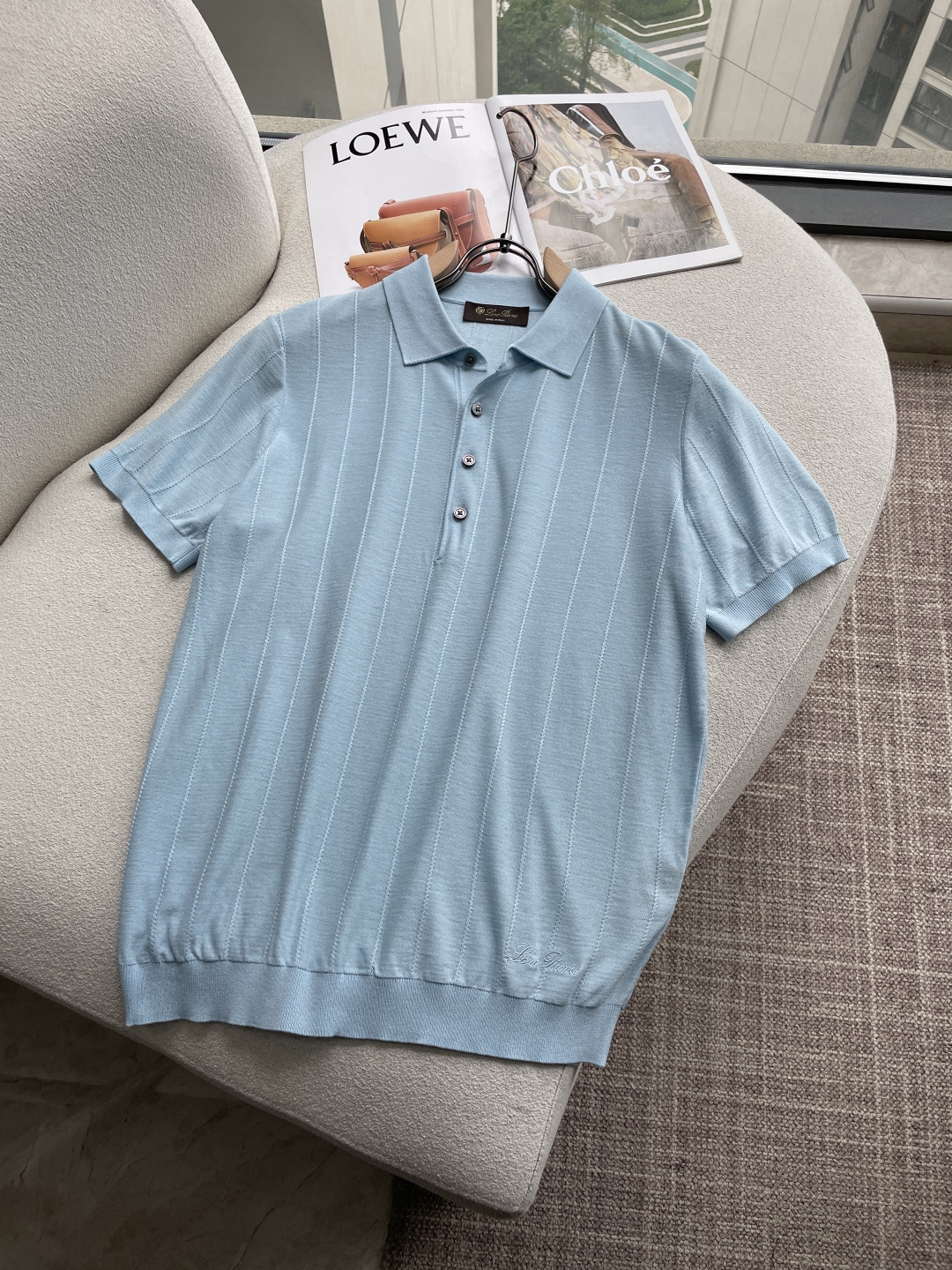 NO:832599,LP 1956ss new summer men's knitted lapel short-sleeved shirt!  Exclusive first release. It is woven with ultra-fine fiber and high-elastic Yilite yarn. The texture and texture are super soft, very light and soft, and the hand feels extremely delicate and silky. The finer the yarn, the harder it is to work, and it is very time-consuming and material-consuming. It is a super rare product. The particularity of the fabric of each piece of clothing makes it silky soft and smooth. The unique embroidery pattern on the chest, you can feel its softness and smoothness when it comes into contact with the skin!  The overall design is simple and elegant, continuing the classic, calm and elegant classic color scheme, naturally exuding casual elegance. Size m-xxxl,, loro piana, T-shirt,19860909LP 1956ss夏季新品男士针织翻领短袖衫！独家首发 采用纤维超细与高弹的伊力特纱线织造而成,质感与纹理都是超级的柔和,非常的轻薄柔软,手感极其的细腻丝滑,纱线越细做工就越难,并且非常的耗时耗料,超级难得一见的佳品,每件衣服的面料的特殊性使它具有丝般的柔软和润滑,胸前独特刺绣图案,与肌肤接触就能感觉到它的柔软和爽滑！整体简洁、大气,延续经典,沉稳大气的经典配色,自然散发出的休闲儒雅 尺码m-xxxl,,loro piana,T-shirt,,Men's clothing