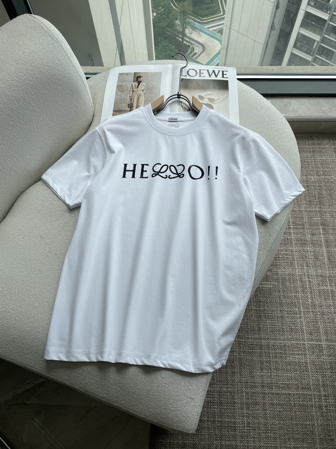 NO:832613,Same style as Loewe official website Same style as official website Same style as official website Highly recommended!  2026ss new summer clothing products are on sale at counters. The latest series of graphic logo short-sleeved T-shirts are a must-have for everyone!  Imported top quality combed cotton fabric, extremely skin-friendly and comfortable. It feels very delicate, has a good texture, and perfectly embodies the three-dimensional effect. It is in line with the brand's consistent design style. It is a very good overall product and can be worn alone as an inner layer. Sizes are s-xxl, loewe, T-shirt, tees, t-shirt,19860909Loewe 官网同款 官网同款 官网同款 重磅推荐！2026ss夏装新品 专柜在售 最新系列图案logo短袖T恤 必须人手一件的节奏！进口顶极精梳棉面料,极为亲肤舒适 摸上去非常的细腻,质感很好,完美体现立体感 符合品牌一贯设计风格,整体非常不错的一款,内搭单穿都完全没问题 尺码s-xxl,,loewe,T-shirt,tees，t-shirt,,Men's clothing