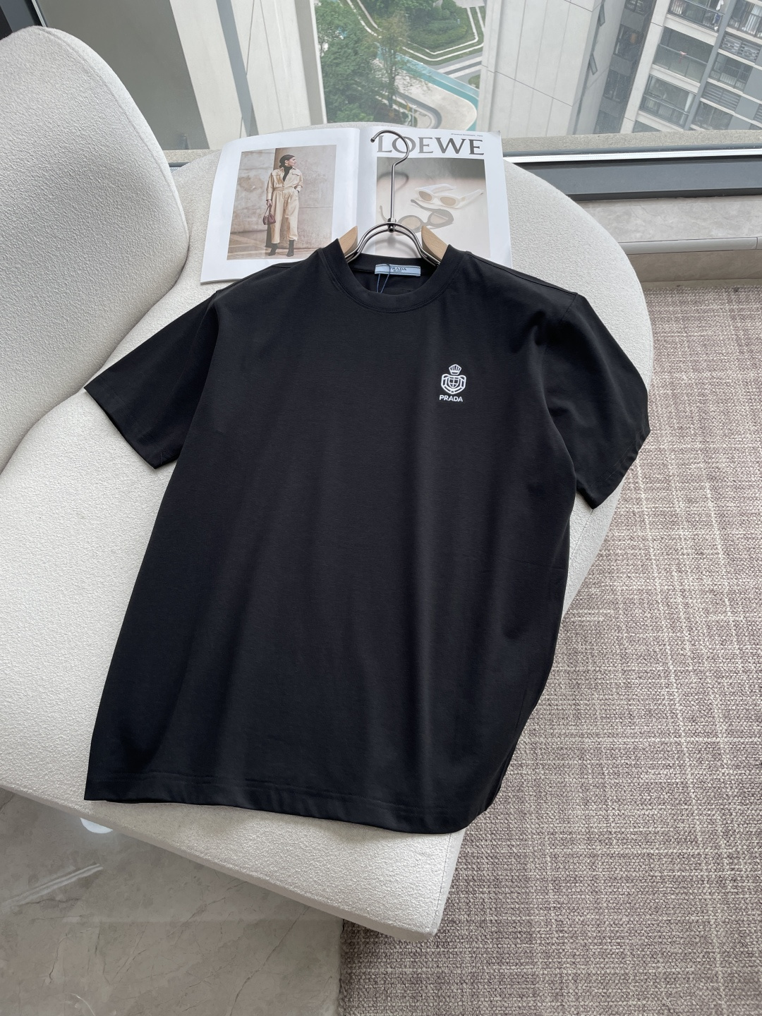 NO:832621,Same style as Prad official website Same style as official website Same style as official website Highly recommended!  2026ss new summer clothing products are on sale at counters. The latest series of graphic logo short-sleeved T-shirts are a must-have for everyone!  Imported top-quality combed cotton fabric, extremely skin-friendly and comfortable. It feels very delicate, has a good texture, and perfectly embodies the three-dimensional effect. It is in line with the brand's consistent design style. It is a very good overall product. It can be worn alone without any problem. Sizes are s-xxl, prada, T-shirt, tees, t-shirt,19860909Prad 官网同款 官网同款 官网同款 重磅推荐！2026ss夏装新品 专柜在售 最新系列图案logo短袖T恤 必须人手一件的节奏！进口顶极精梳棉面料,极为亲肤舒适 摸上去非常的细腻,质感很好,完美体现立体感 符合品牌一贯设计风格,整体非常不错的一款,内搭单穿都完全没问题 尺码s-xxl,,prada,T-shirt,tees，t-shirt,,Men's clothing