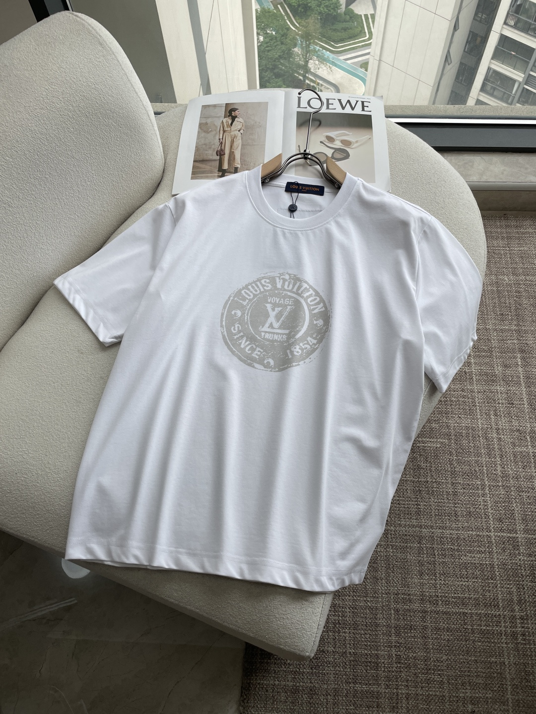 NO:832629,Lv The same style as the official website. The same style as the official website. The same style as the official website. Highly recommended!  2026ss new summer clothing products are on sale at counters. The latest series of graphic logo short-sleeved T-shirts are a must-have for everyone!  Imported top quality combed cotton fabric, extremely skin-friendly and comfortable. It feels very delicate, has a good texture, and perfectly embodies the three-dimensional effect. It is in line with the brand's consistent design style. It is a very good overall product. It can be worn alone without any problem. Sizes are s-xxl, Louis Vuitton, T-shirt, tees, t-shirt,19860909Lv 官网同款 官网同款 官网同款 重磅推荐！2026ss夏装新品 专柜在售 最新系列图案logo短袖T恤 必须人手一件的节奏！进口顶极精梳棉面料,极为亲肤舒适 摸上去非常的细腻,质感很好,完美体现立体感 符合品牌一贯设计风格,整体非常不错的一款,内搭单穿都完全没问题 尺码s-xxl,,louis vuitton,T-shirt,tees，t-shirt,,Men's clothing