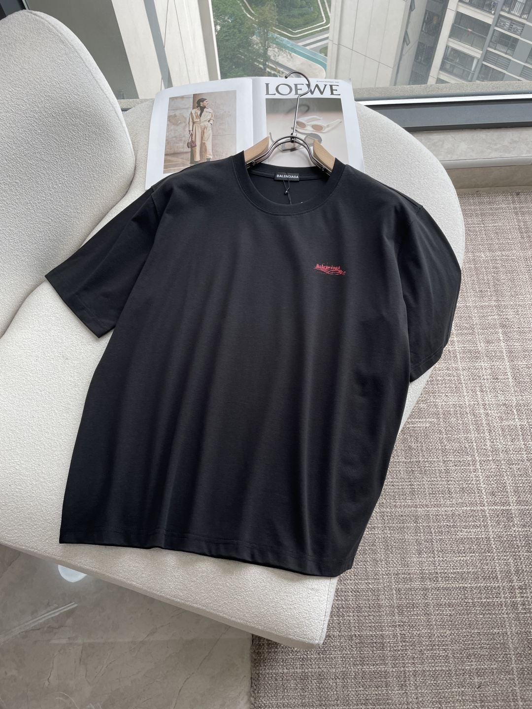 NO:832638,Paris Same style as the official website Same style as the official website Same style as the official website Highly recommended!  2026ss new summer clothing products are on sale at counters. The latest series of graphic logo short-sleeved T-shirts are a must-have for everyone!  Imported top-grade combed cotton fabric, extremely skin-friendly and comfortable. It feels very delicate, has a good texture, and perfectly reflects the three-dimensional effect. It is in line with the brand's consistent design style. It is a very good overall product. It can be worn alone without any problem. Sizes are s-xxl, T-shirt, tees, t-shirt,19860909巴黎 官网同款 官网同款 官网同款 重磅推荐！2026ss夏装新品 专柜在售 最新系列图案logo短袖T恤 必须人手一件的节奏！进口顶极精梳棉面料,极为亲肤舒适 摸上去非常的细腻,质感很好,完美体现立体感 符合品牌一贯设计风格,整体非常不错的一款,内搭单穿都完全没问题 尺码s-xxl,,T-shirt,tees，t-shirt,,Men's clothing