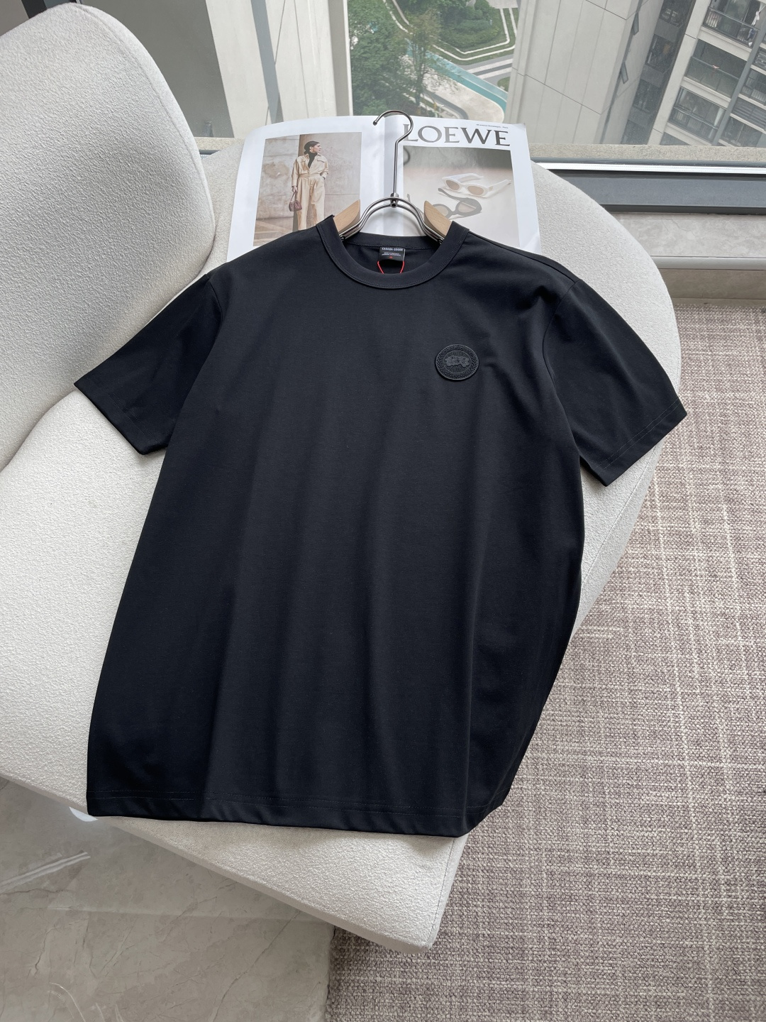 NO:832651,Big Goose The same style as the official website The same style as the official website The same style as the official website Highly recommended!  2026ss new summer clothing products are on sale at counters. The latest series of graphic logo short-sleeved T-shirts are a must-have for everyone!  Imported top-grade combed cotton fabric, extremely skin-friendly and comfortable. It feels very delicate, has a good texture, and perfectly reflects the three-dimensional effect. It is in line with the brand's consistent design style. It is a very good overall product. It can be worn alone without any problem. Sizes are s-xxl, T-shirt, tees, t-shirt,19860909大鹅 官网同款 官网同款 官网同款 重磅推荐！2026ss夏装新品 专柜在售 最新系列图案logo短袖T恤 必须人手一件的节奏！进口顶极精梳棉面料,极为亲肤舒适 摸上去非常的细腻,质感很好,完美体现立体感 符合品牌一贯设计风格,整体非常不错的一款,内搭单穿都完全没问题 尺码s-xxl,,T-shirt,tees，t-shirt,,Men's clothing