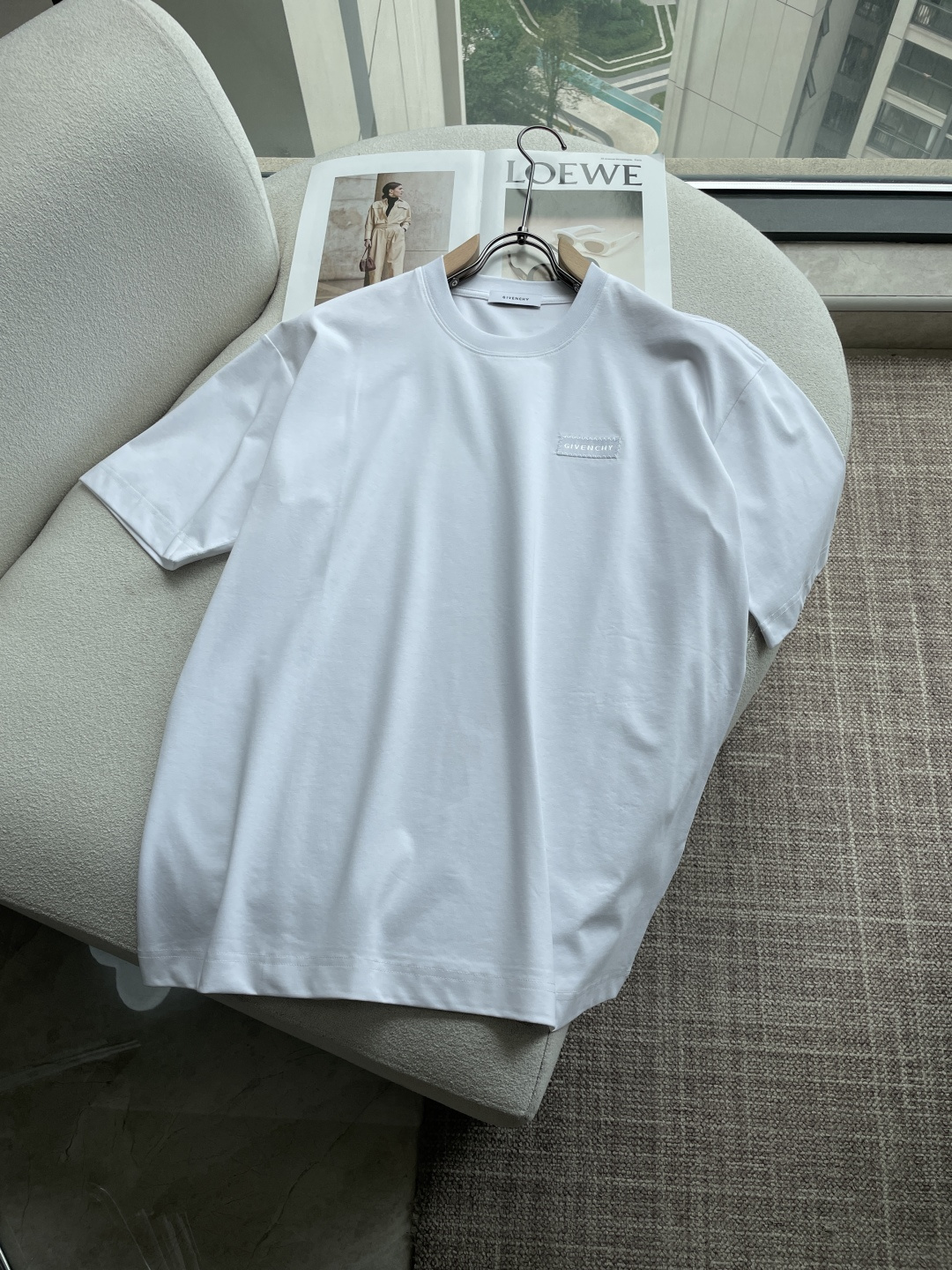 NO:832592,Givenchy. Same style as the official website. Same style as the official website. Same style as the official website. Highly recommended!  2026ss new summer clothing products are on sale at counters. The latest series of graphic logo short-sleeved T-shirts are a must-have for everyone!  Imported top-quality combed cotton fabric, extremely skin-friendly and comfortable. It feels very delicate, has a good texture, and perfectly embodies the three-dimensional effect. It is in line with the brand's consistent design style. It is a very good overall product. It can be worn alone without any problem. Sizes are s-xxl, givenchy, T-shirt, tees, t-shirt,19860909纪梵希 官网同款 官网同款 官网同款 重磅推荐！2026ss夏装新品 专柜在售 最新系列图案logo短袖T恤 必须人手一件的节奏！进口顶极精梳棉面料,极为亲肤舒适 摸上去非常的细腻,质感很好,完美体现立体感 符合品牌一贯设计风格,整体非常不错的一款,内搭单穿都完全没问题 尺码s-xxl,,givenchy,T-shirt,tees，t-shirt,,Men's clothing