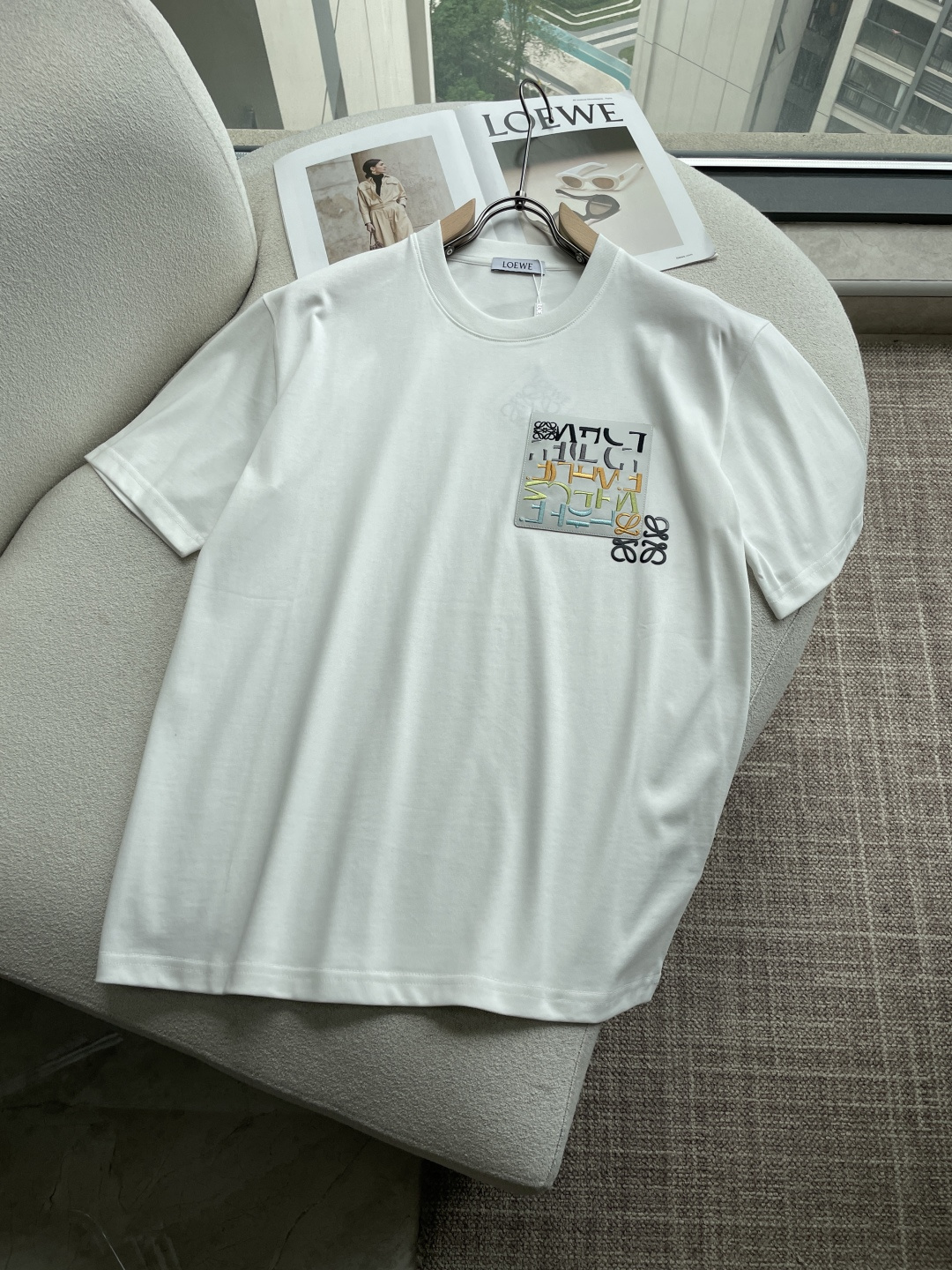 NO:832607,Same style as Loewe official website Same style as official website Same style as official website Highly recommended!  2026ss new summer clothing products are on sale at counters. The latest series of graphic logo short-sleeved T-shirts are a must-have for everyone!  Imported top quality combed cotton fabric, extremely skin-friendly and comfortable. It feels very delicate, has a good texture, and perfectly reflects the three-dimensional effect. It is in line with the brand's consistent design style. It is a very good overall product. It can be worn alone as an inner layer. Sizes XS-L, loewe, T-shirt, tees, t-shirt,19860909Loewe 官网同款 官网同款 官网同款 重磅推荐！2026ss夏装新品 专柜在售 最新系列图案logo短袖T恤 必须人手一件的节奏！进口顶极精梳棉面料,极为亲肤舒适 摸上去非常的细腻,质感很好,完美体现立体感 符合品牌一贯设计风格,整体非常不错的一款,内搭单穿都完全没问题 尺码XS-L,,loewe,T-shirt,tees，t-shirt,,Men's clothing