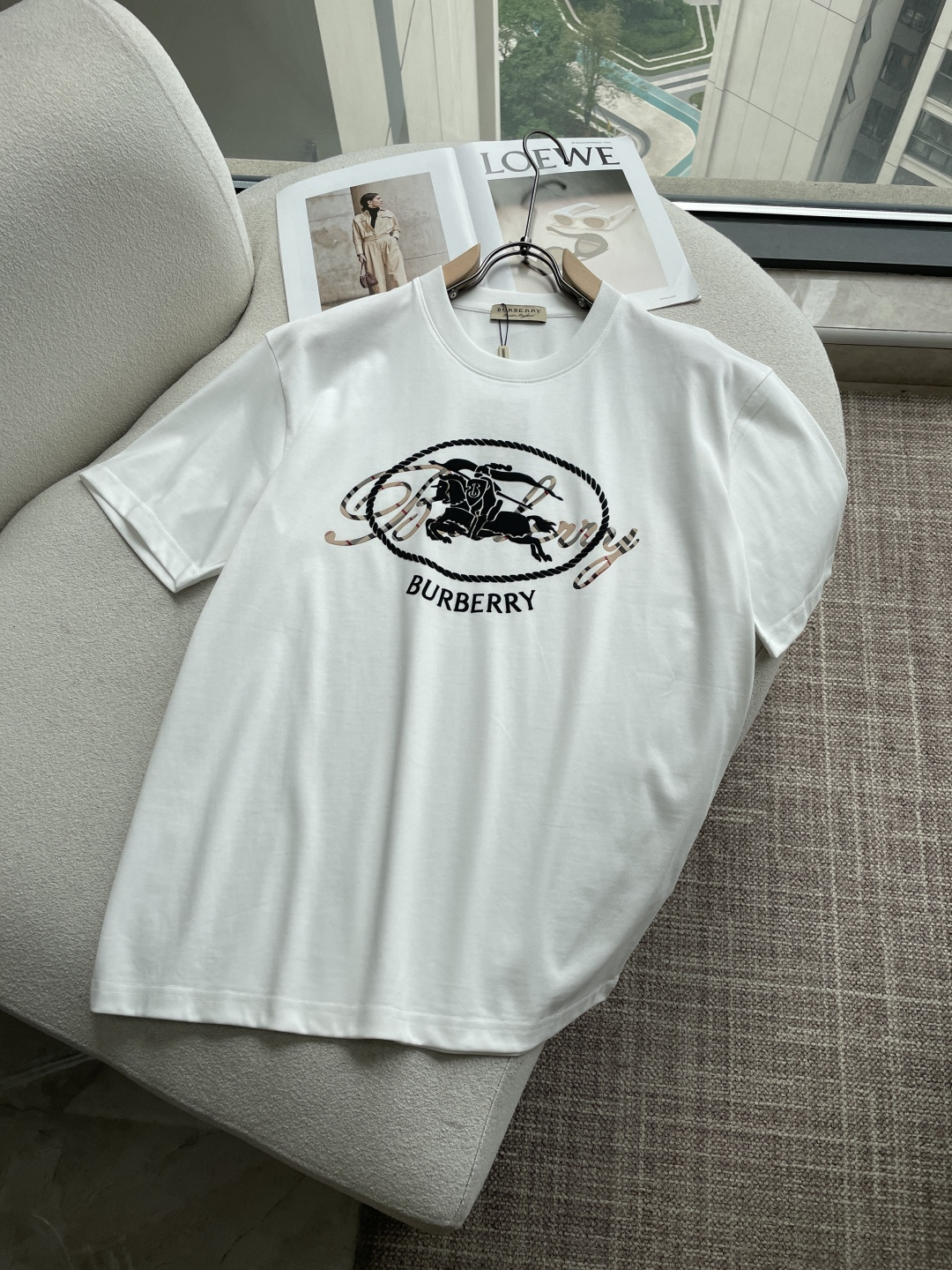 NO:832624,BUR Same style as official website Same style as official website Same style as official website Highly recommended!  2026ss new summer clothing products are on sale at counters. The latest series of graphic logo short-sleeved T-shirts are a must-have for everyone!  Imported top quality combed cotton fabric, extremely skin-friendly and comfortable. It feels very delicate, has a good texture, and perfectly embodies the three-dimensional effect. It is in line with the brand's consistent design style. It is a very good overall product. It can be worn alone without any problem. Sizes XS-L, burberry, T-shirt, tees, t-shirt,19860909BUR 官网同款 官网同款 官网同款 重磅推荐！2026ss夏装新品 专柜在售 最新系列图案logo短袖T恤 必须人手一件的节奏！进口顶极精梳棉面料,极为亲肤舒适 摸上去非常的细腻,质感很好,完美体现立体感 符合品牌一贯设计风格,整体非常不错的一款,内搭单穿都完全没问题 尺码XS-L,,burberry,T-shirt,tees，t-shirt,,Men's clothing