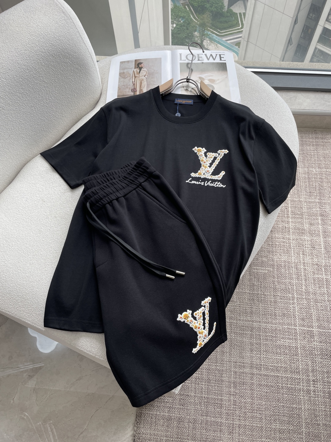 NO:832653,LV round neck short-sleeved shorts suit half-sleeved suit top version trading company channel order, overseas boutique exclusive limited sale, classic is eternal, it is definitely worth buying!  This type of suit is also a must-have for lazy people. You don’t have to think about how to match it, you can just get it in one set!  Customized fabrics are provided by customers, which are smooth to the touch, yet crisp and stylish, and the upper body is full of texture!  The overall design is simple and elegant without losing style. It has a strong sense of upper body and is definitely at the forefront of fashion. It is very comfortable to wear. There is no need to say much about the style and cut of the pants. The upper body is exquisite and lively. It is truly a palace-level casual pants that can be used in various occasions whether it is sports or leisure. It is worthy of Amway and roaring recommendation!  !  /1 set (not sold separately) Top size XS-L Shorts size M-3XL, Louis Vuitton, shorts, T-shirt,19860909Lv 圆领短袖短裤套装 半袖套装顶级版本贸易公司渠道订单,海外精品独家限定发售,经典即永恒,入手绝对值的！这种类型的套装也是懒人必备的一套,不用想怎么搭配,直接一套轻松搞定！客供定制面料,触感顺滑,却又挺括有型,上身质感十足！ 整体简洁大方而不失格调,上身感极强,绝对走在时尚最前端,穿着非常舒适,裤型款式和裁剪亦无需多言,上身精致跃然,真正殿堂级的休闲裤,无论是运动还是休闲时候都能胜任各种场合,值得安利,咆哮推荐！！ /1套（不拆卖) 上衣尺码XS-L 短裤尺码M-3XL,,louis vuitton,shorts,T-shirt,,Men's clothing