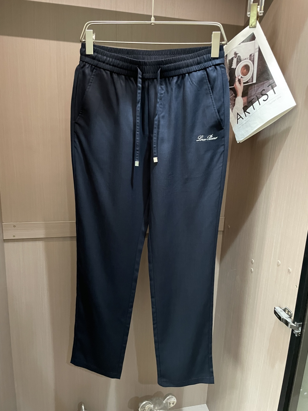 NO:832665,L New product for spring and summer. The draped and anti-wrinkle twill fabric has a delicate touch and is skin-friendly, stiff and not soft. The upper body is neat and stylish, and it perfectly modifies the shape of the legs. The waist button + drawstring double design takes into account both fit and comfort; the classic embroidered letters are low-key and show the light luxury texture, and are full of details.  It can be paired with a white T to create a casual daily style, or with a shirt to create a light business commute style. It can be easily used for daily outings and commuting to work. It is a timeless and versatile style in the wardrobe, and can easily create a sense of relaxation and luxury. Size m-4Xl,, shirts,19860909L春夏新品 垂顺抗皱的斜纹面料,触感细腻亲肤,挺括不软塌,上身利落有型,完美修饰腿型.腰头纽扣+抽绳双设计,兼顾贴合度与舒适度；经典刺绣字母,低调彰显轻奢质感,细节拉满. 可搭配白T打造休闲日常风,也可配衬衫打造轻商务通勤风,日常出街、上班通勤都能轻松驾驭,是衣柜里永不过时的百搭神款,轻松拿捏松弛感与高级感. 尺码m-4Xl,,shirts,,Men's clothing