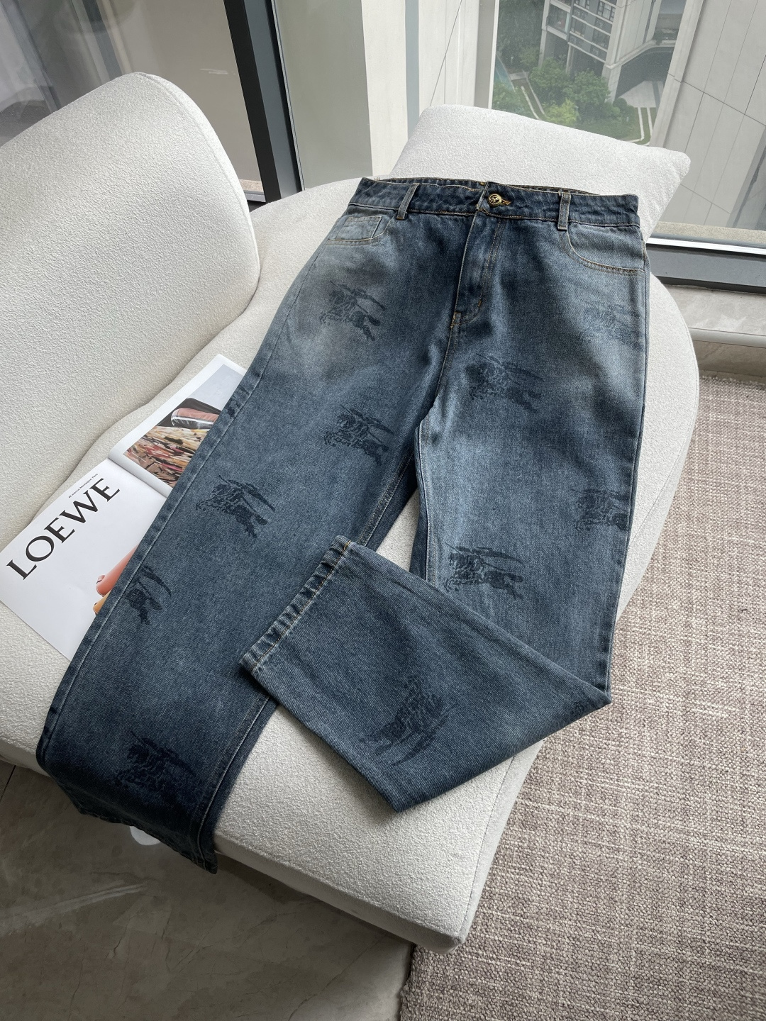 NO:834068,The latest jeans of the same style from Bur's counter. The fabrics, styles and workmanship are excellent. They are easy to wear regardless of your figure. There are not many restrictions on matching. They can be used to complement other items casually and concisely to show your own style. They can be matched with any style of items, including various T-shirts/shirts and knitted jackets. You no longer have to worry about matching when going out in daily life. Sizes 30-36, burberry, jeans, jackets & coats, shirts, tees, t-shirts,19860909Bur 专柜最新同款牛仔裤 面料版型做工绝绝子 好穿不挑身材在搭配上没有太多的限制 随意简洁的衬托其他单品,来展现自己的风格姿态～ 可以百搭任何风格的单品,搭配各种T恤／衬衫,针织外套都可,日常外出不必再为搭配而烦恼了 尺码 30-36,,burberry,jeans,jackets & coats,shirts,tees，t-shirt,,Men's clothing