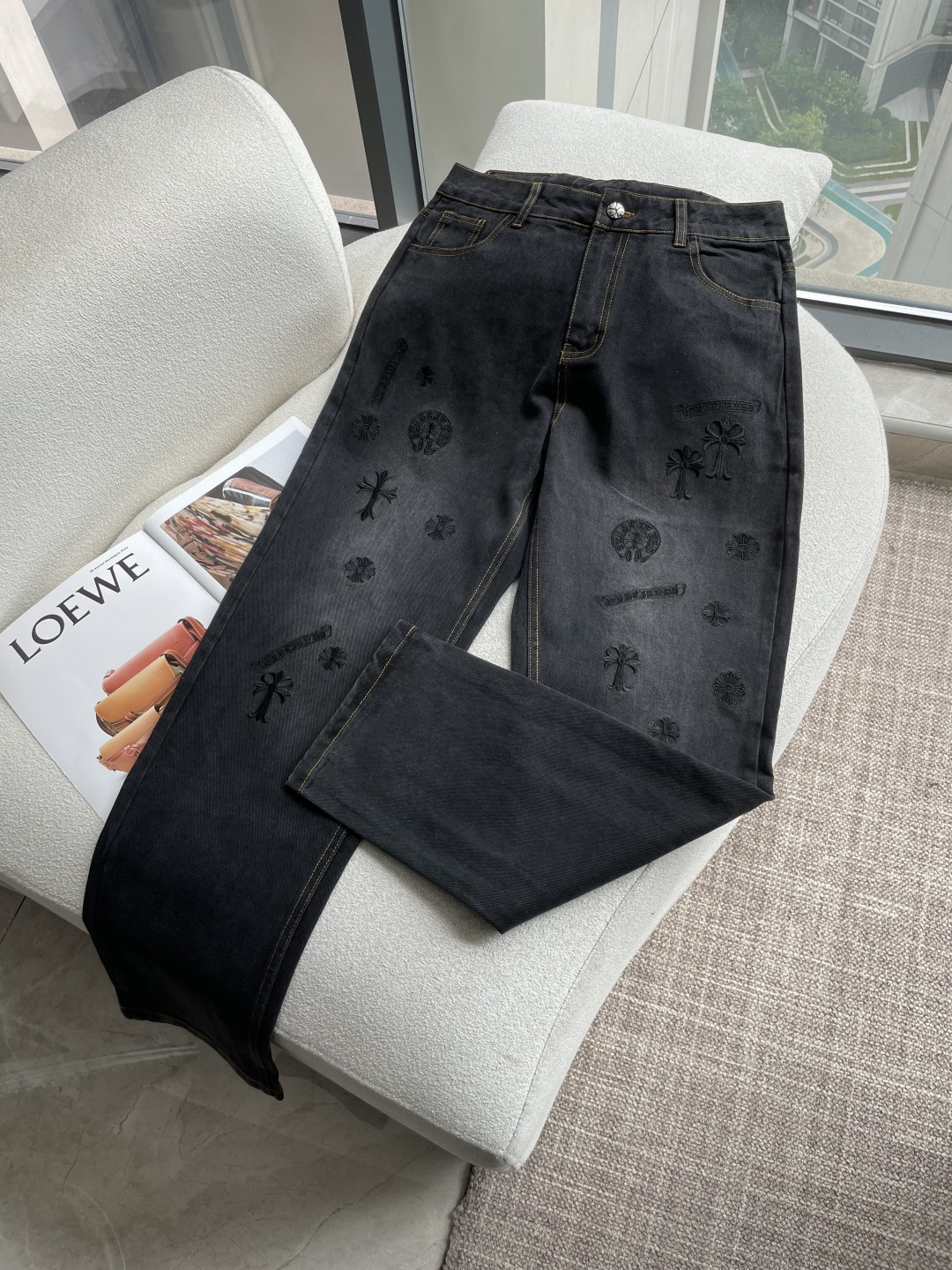 NO:834075,The latest jeans of the same style from Chrome Hearts. The fabrics are of the best style and workmanship. They are easy to wear regardless of your figure. There are not many restrictions on matching. They can be used as a casual and concise way to set off other items to show your own style and attitude. They can be matched with any style of items, including various T-shirts/shirts and knitted jackets. You no longer have to worry about matching when going out in daily life. Sizes 30-36, chrome hearts, jeans, jackets & coats, shirts, tees, t-shirts,19860909克罗心 专柜最新同款牛仔裤 面料版型做工绝绝子 好穿不挑身材在搭配上没有太多的限制 随意简洁的衬托其他单品,来展现自己的风格姿态～ 可以百搭任何风格的单品,搭配各种T恤／衬衫,针织外套都可,日常外出不必再为搭配而烦恼了 尺码 30-36,,chrome hearts,jeans,jackets & coats,shirts,tees，t-shirt,,Men's clothing